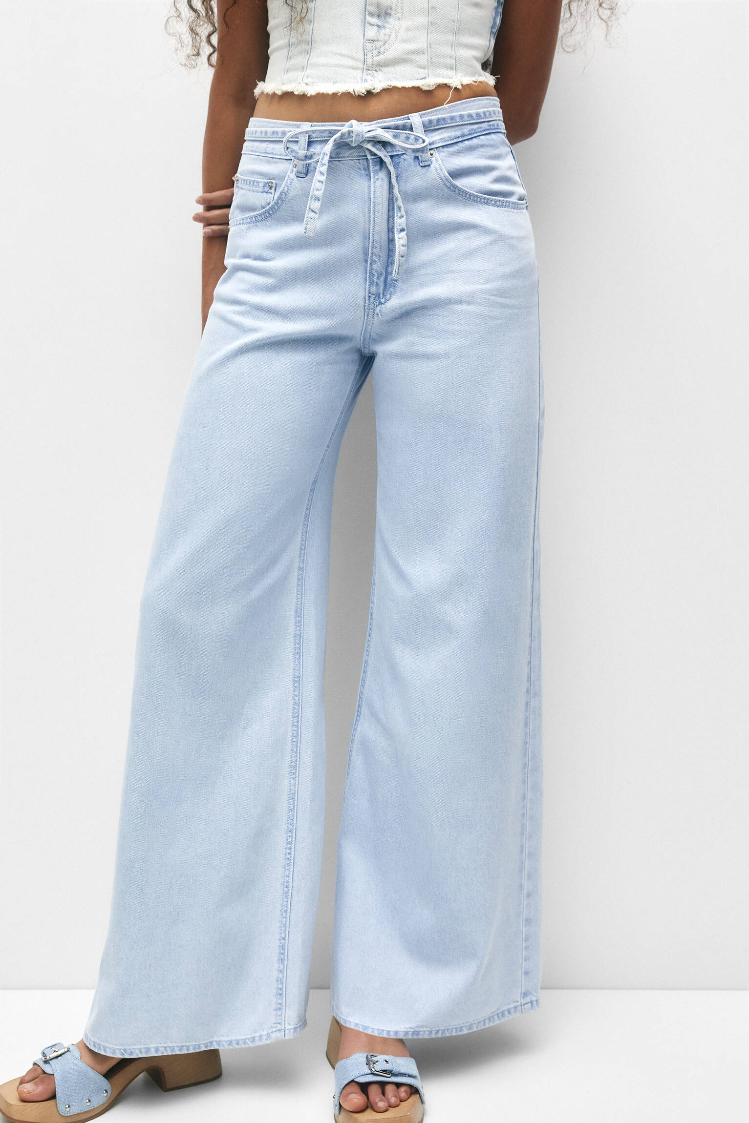CALÇA JEANS DE PERNA LARGA COM CINTO - AZUL CLARO