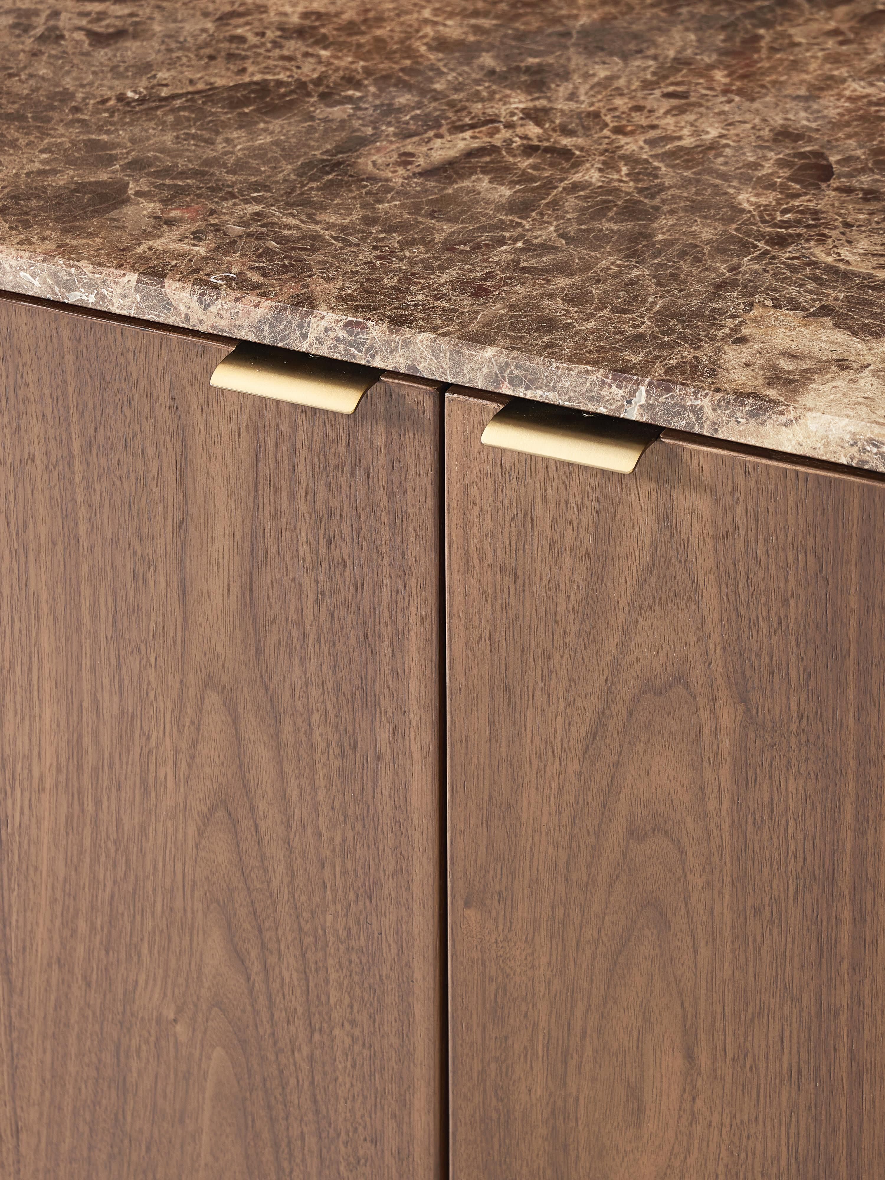 Houten dressoir Zumi met afgeronde hoeken en gemarmerd tafelblad