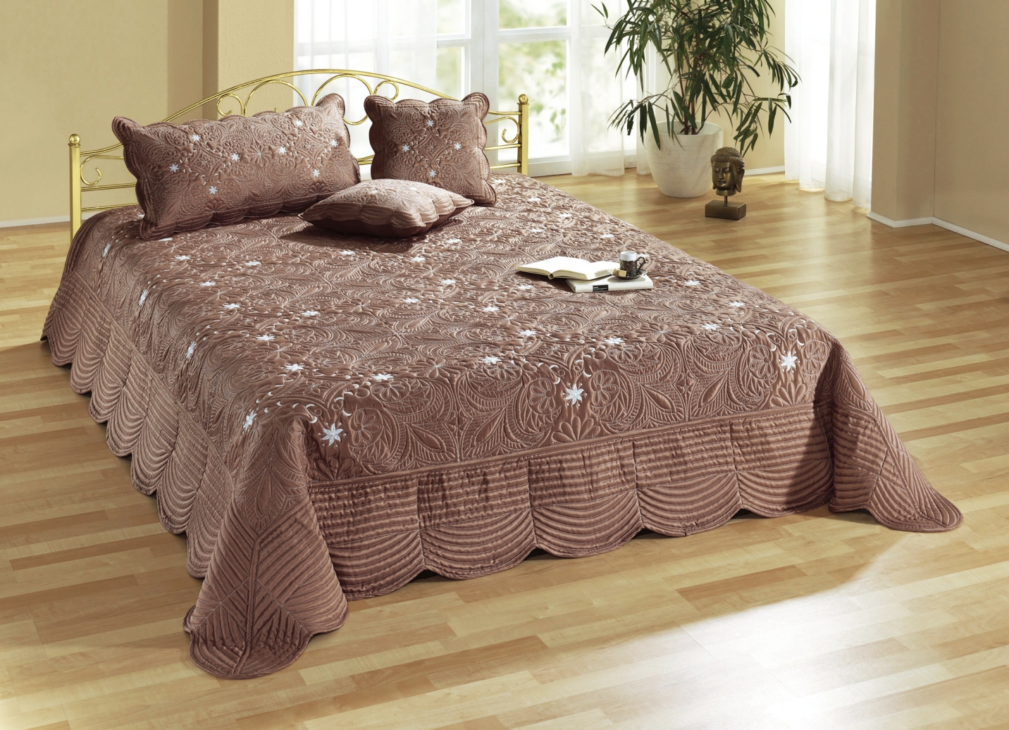 Satin Kissenbezüge und Tagesdecken mit Stickerei