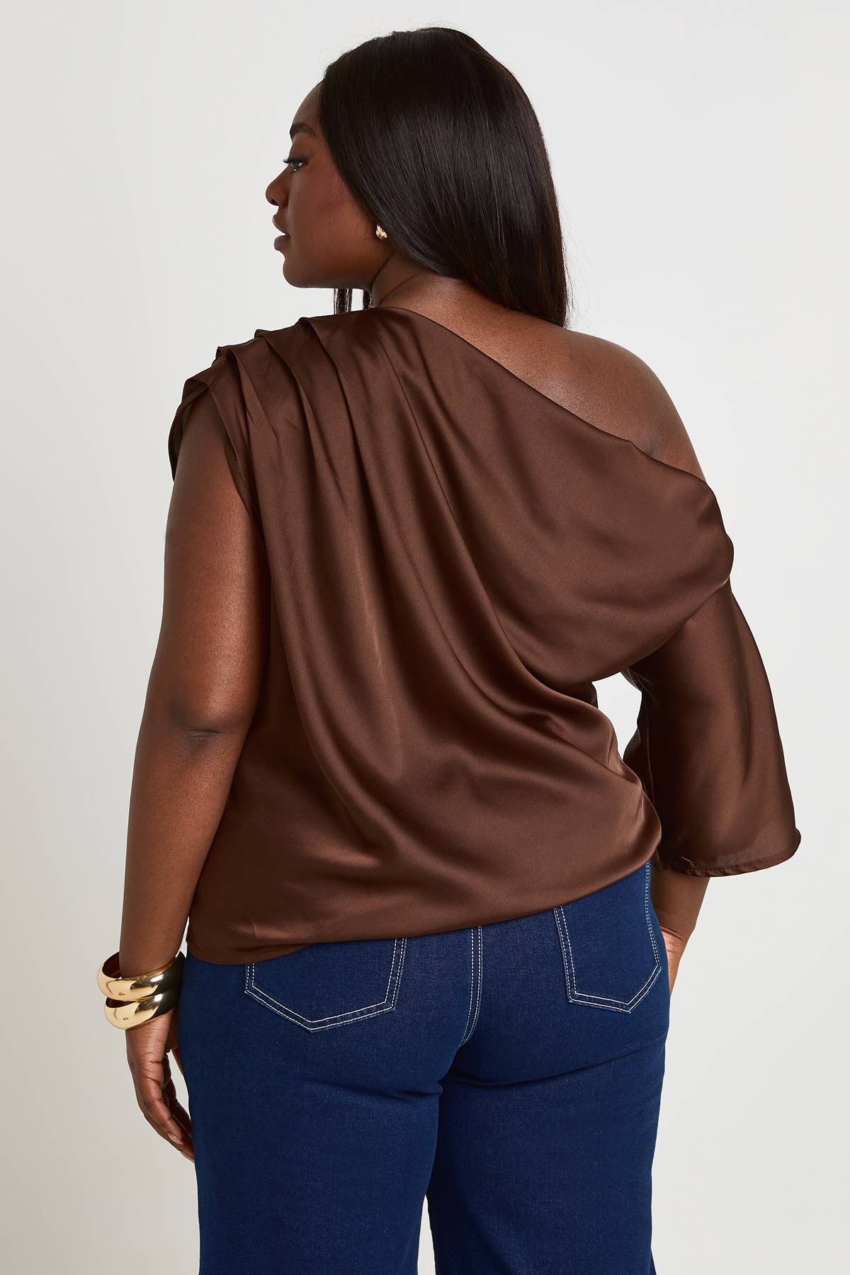 boohoo Haut Grande Taille En Satin À Épaules Froncées Et Encolure Bardot