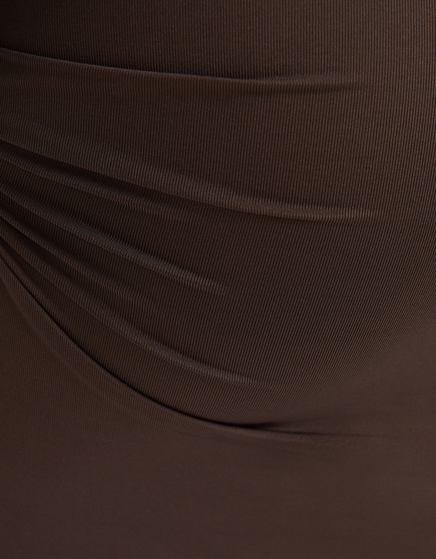 Vestido longo com costas abertas e mangas compridas.