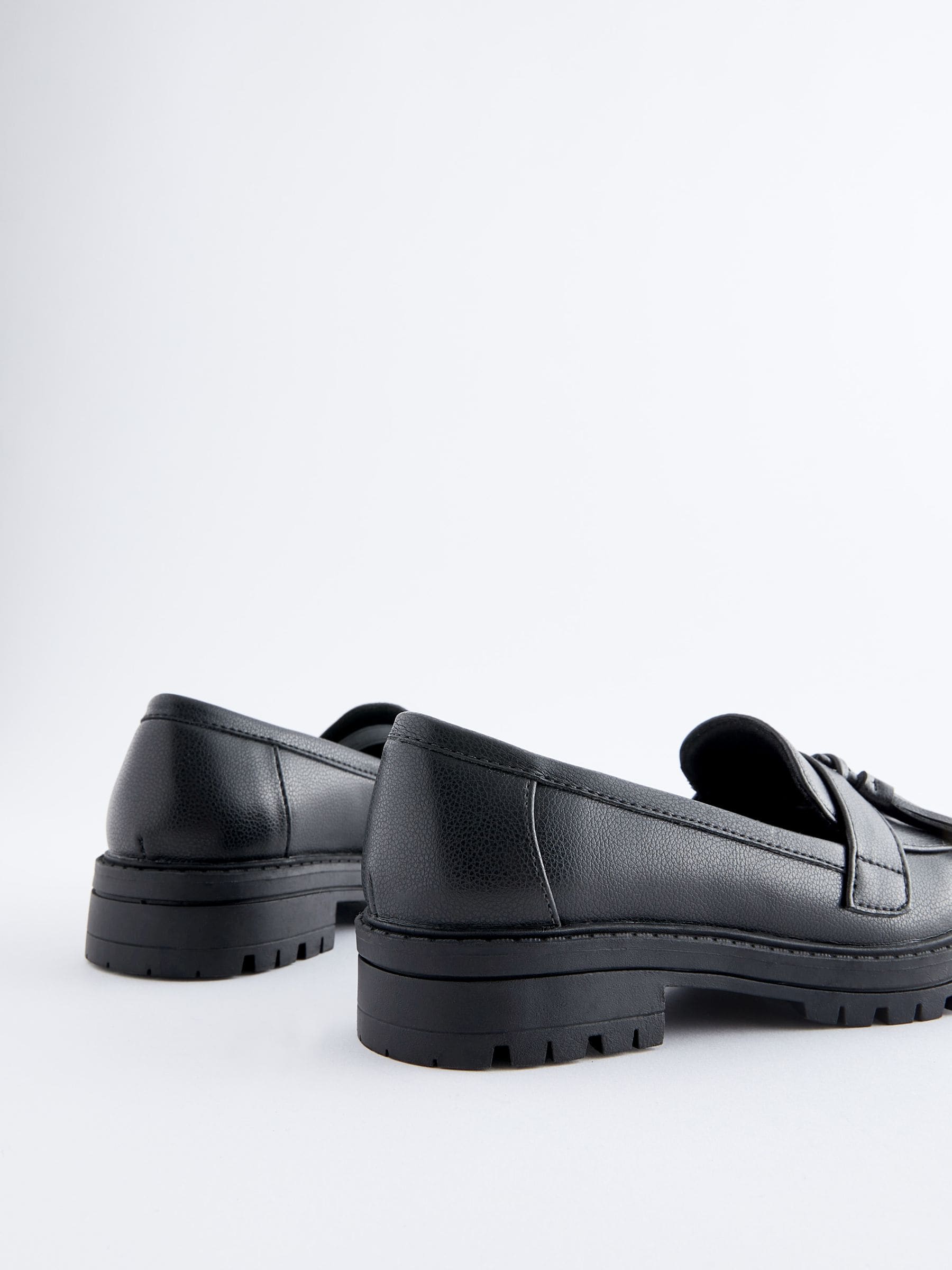 Matzwart - Schoolloafers met dikke zool en kwastjes