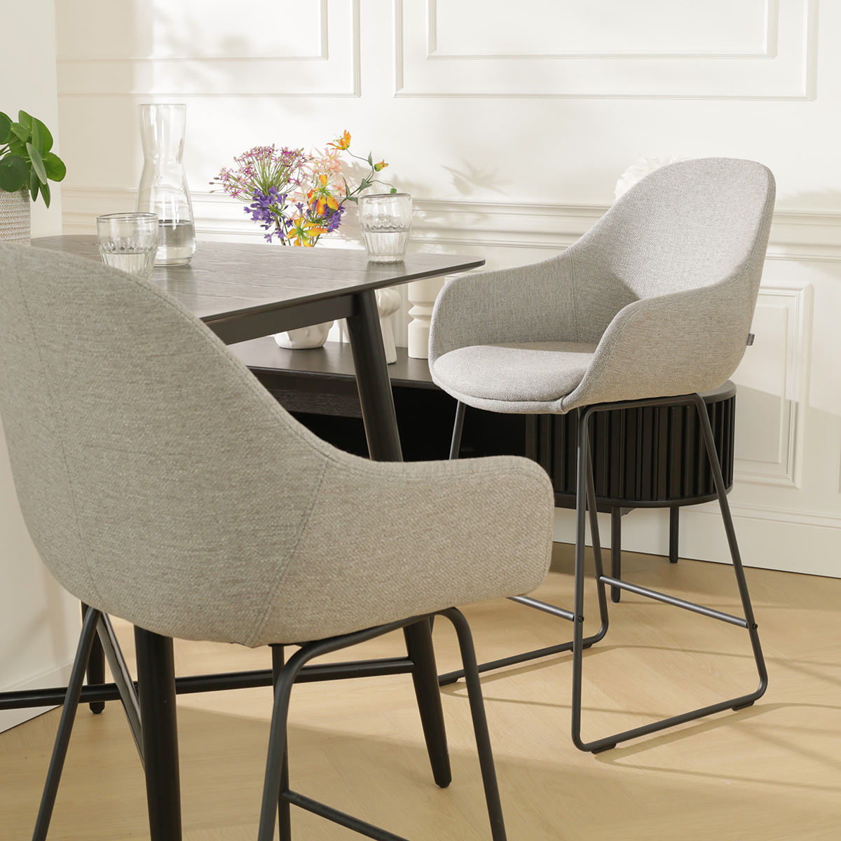 Barkruk Nino-Mae warm grijs - zwart onderstel - 65 cm