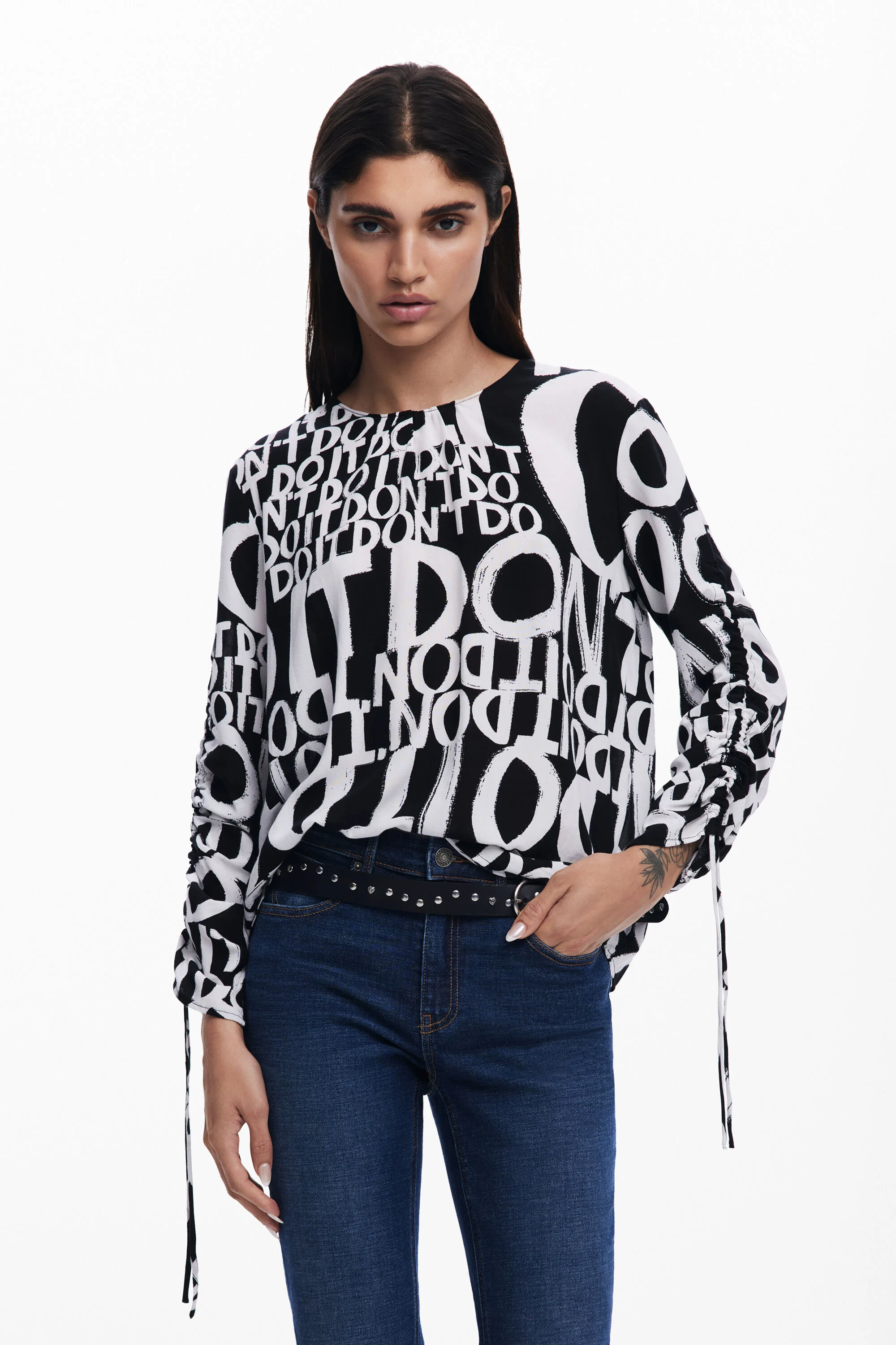 Blusa com letras e laços