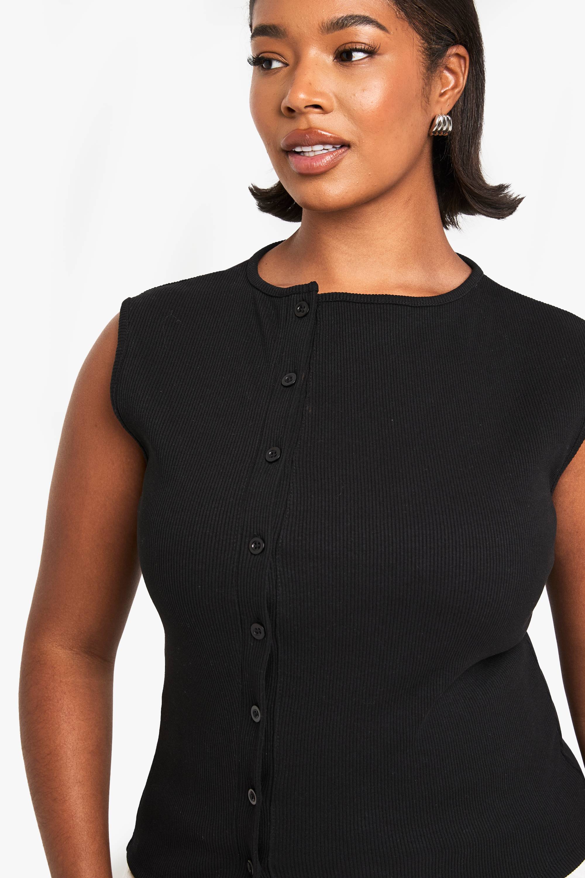 boohoo Haut grande taille sans manches asymétrique boutonné
