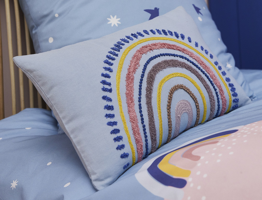 Coussin brodé arc-en-ciel-Pays des merveilles