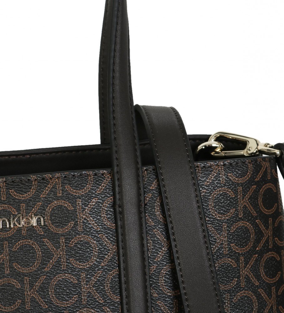 Bolsa de compras Calvin Klein marrom com monograma