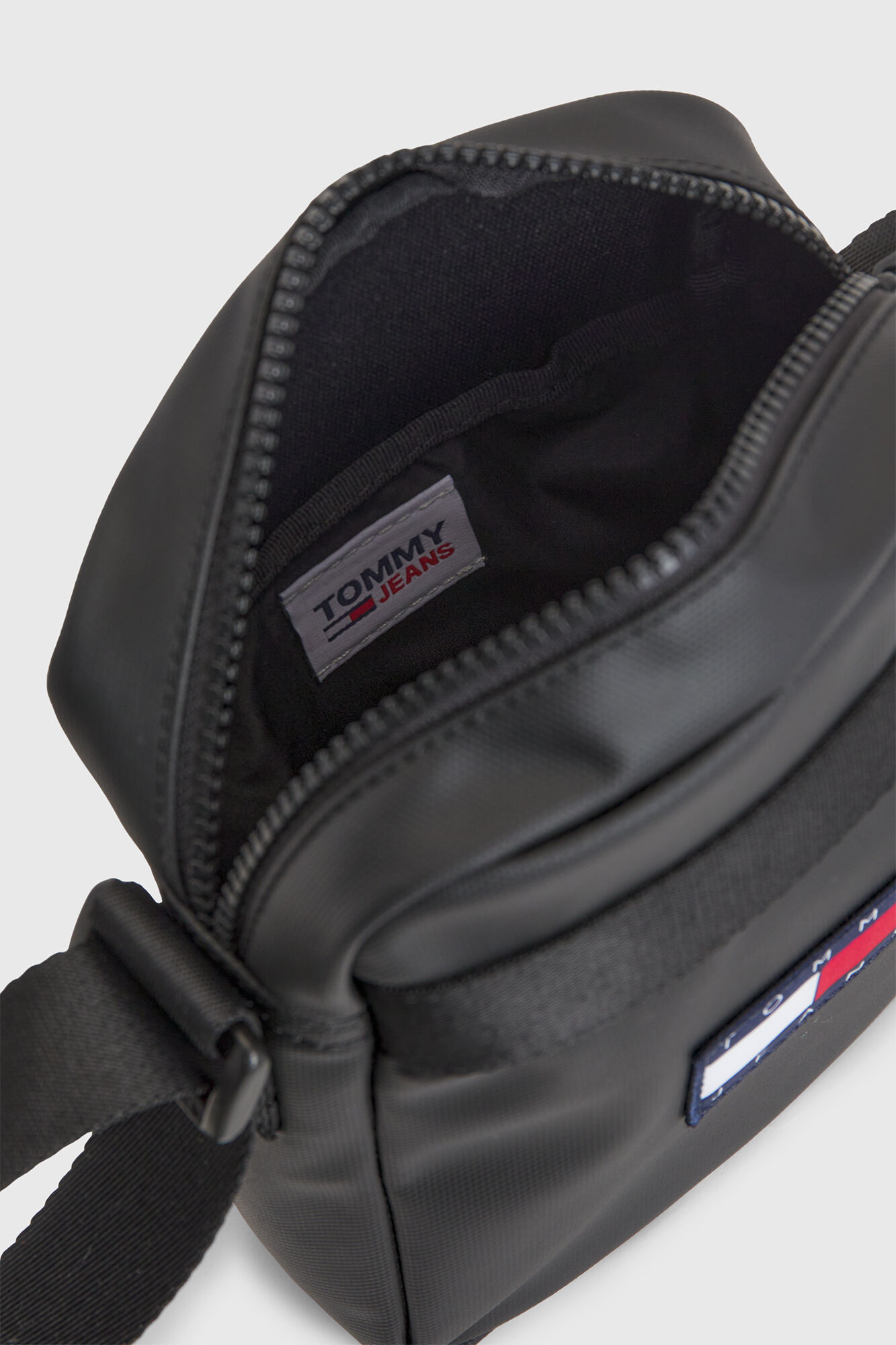 Bolsa de ombro masculina Tommy Jeans com bandeira.