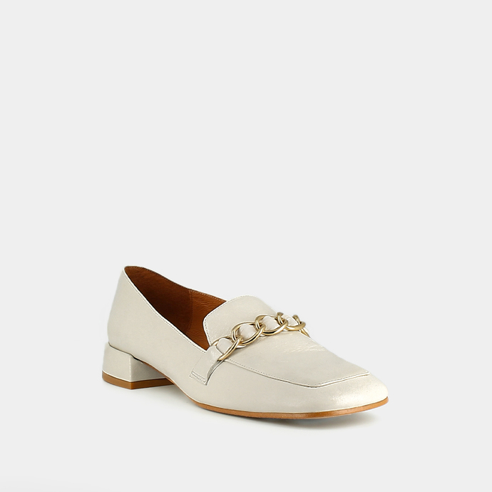 Mocassins à bouts carrés et détails dorés  en cuir vieilli écru