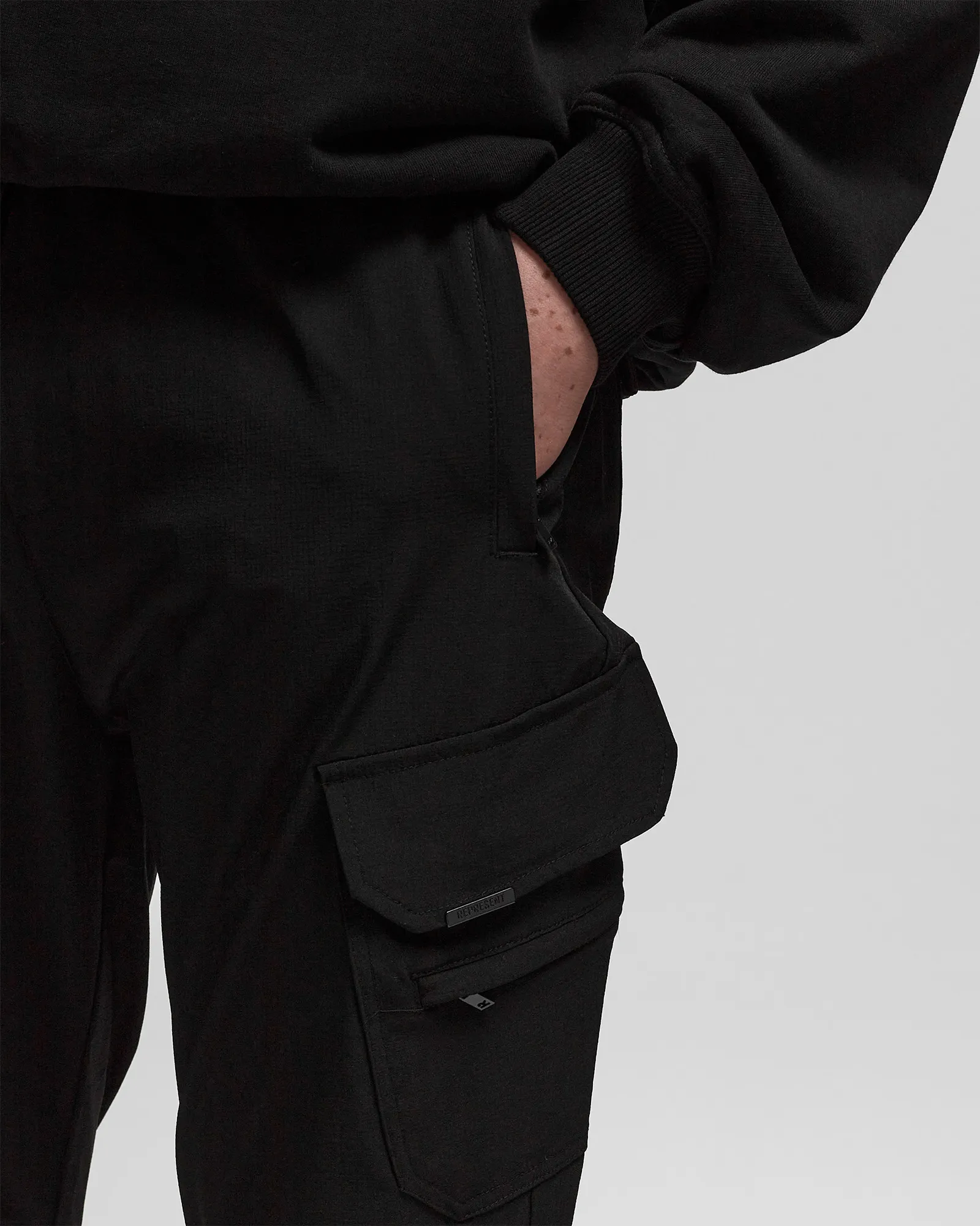 Represent 247 ZIP PANT
