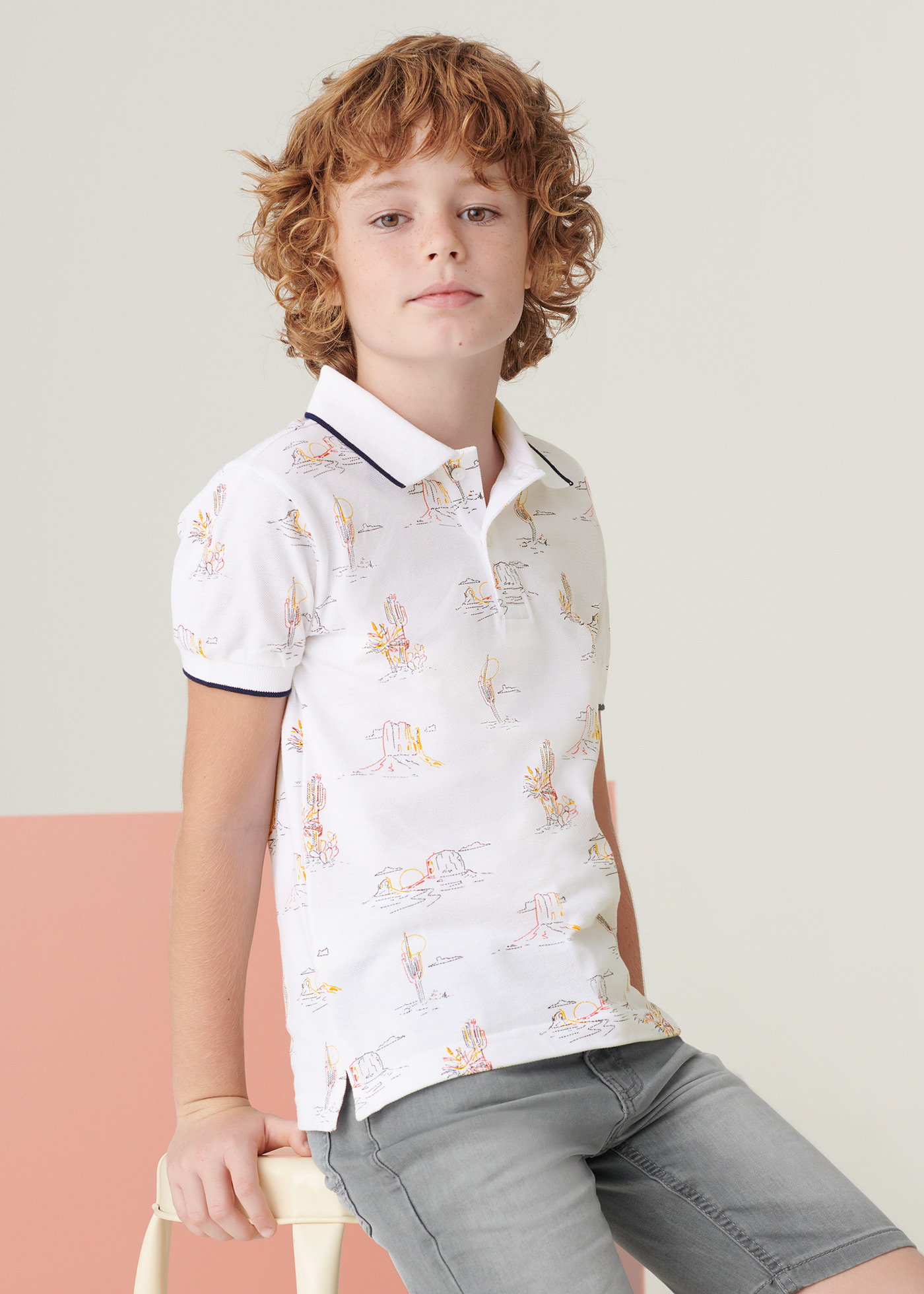 Camisa polo infantil em algodão sustentável com estampa.