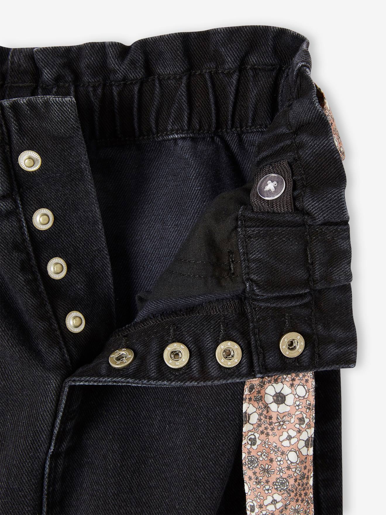 Calça jeans estilo paperbag e cinto floral, garota de jeans cinza