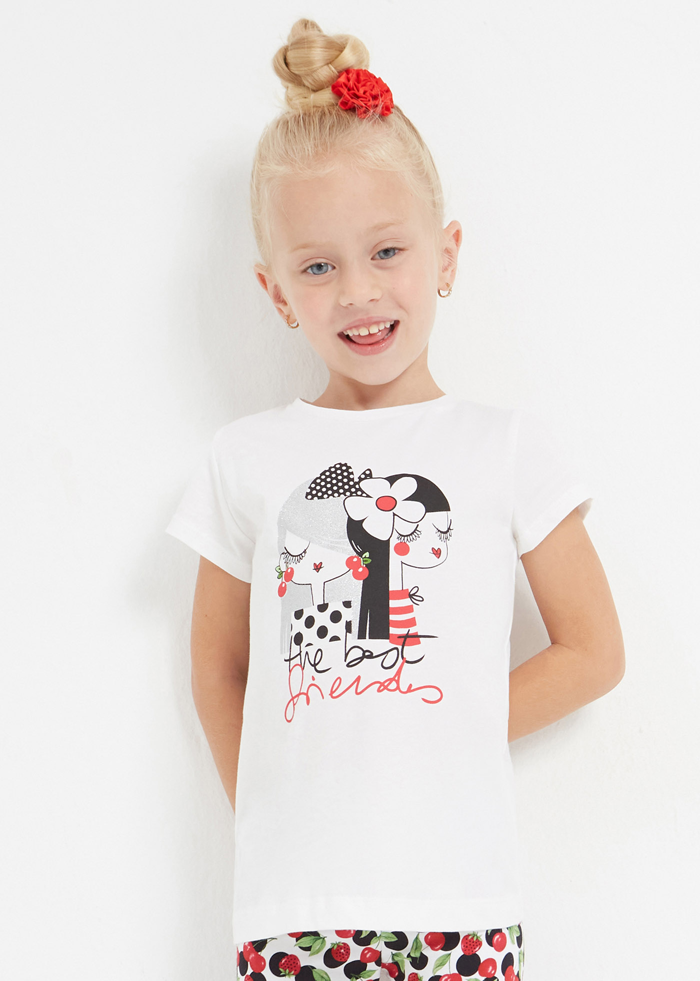 Camiseta feminina com estampa sustentável em algodão.