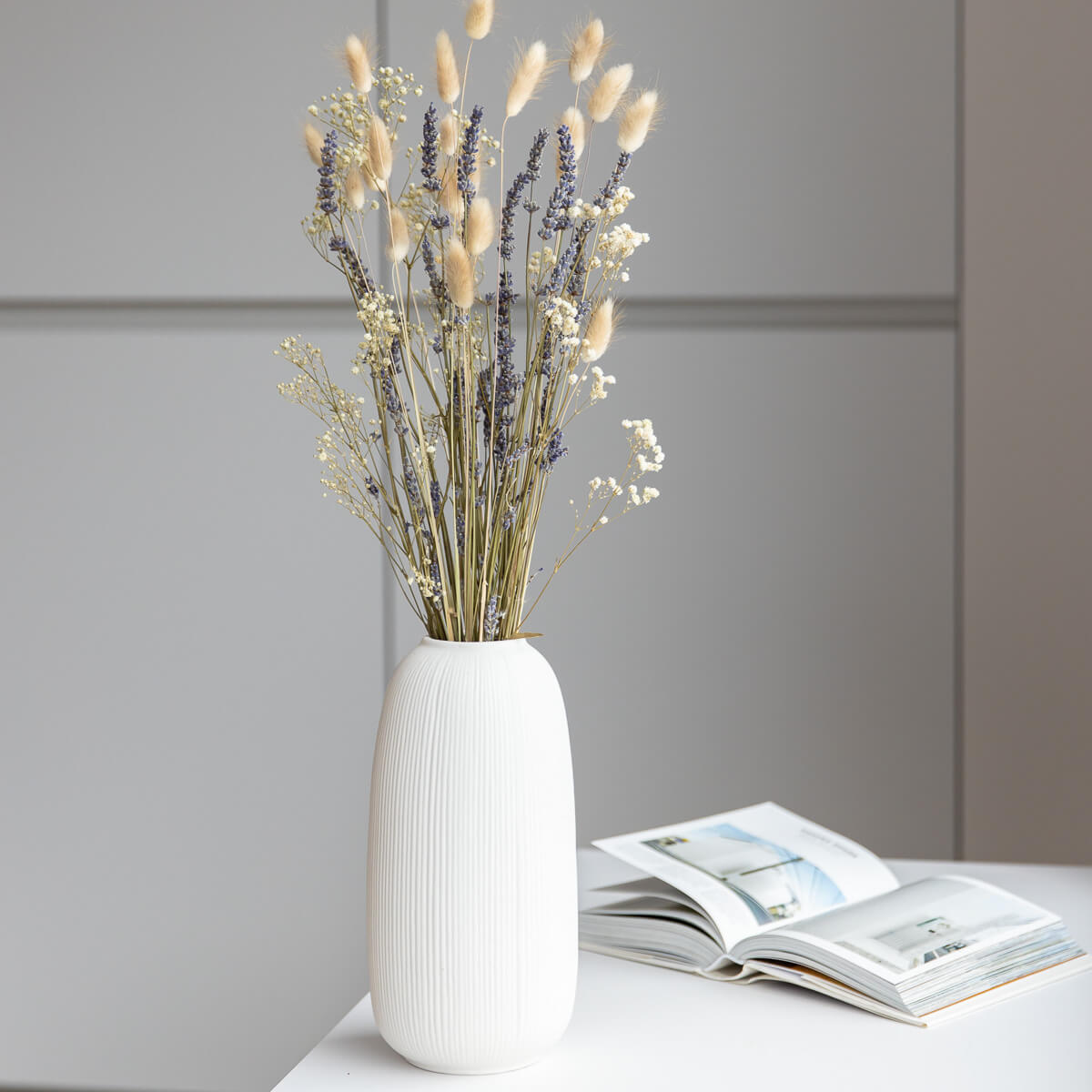 Lavender Dreams: boeket van gedroogd bloemen in beige en paars, gemaakt van lavendel en lagurus.