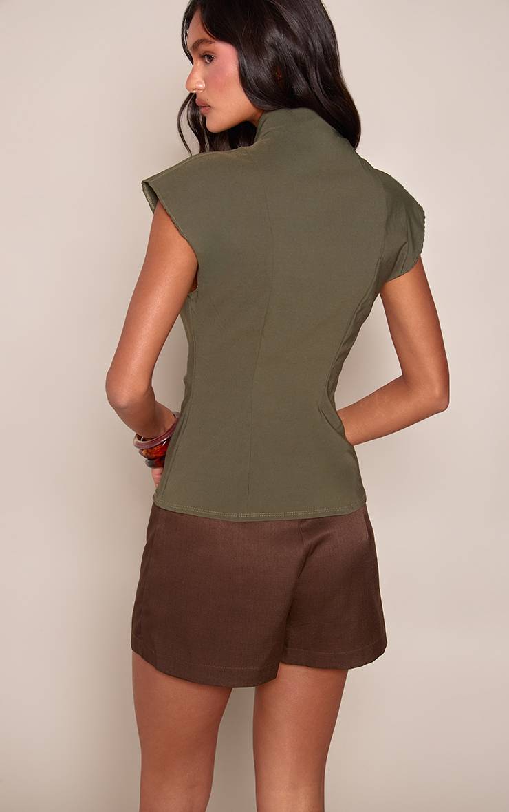 Kaki Haut À Manches Courtes En Tissu Stretch Tissé Avec Détail Boutonné