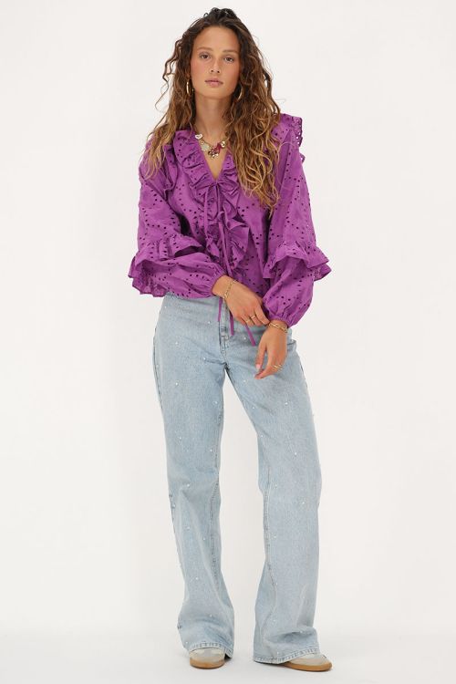 Paarse blouse met all-over embroidery en strikjes