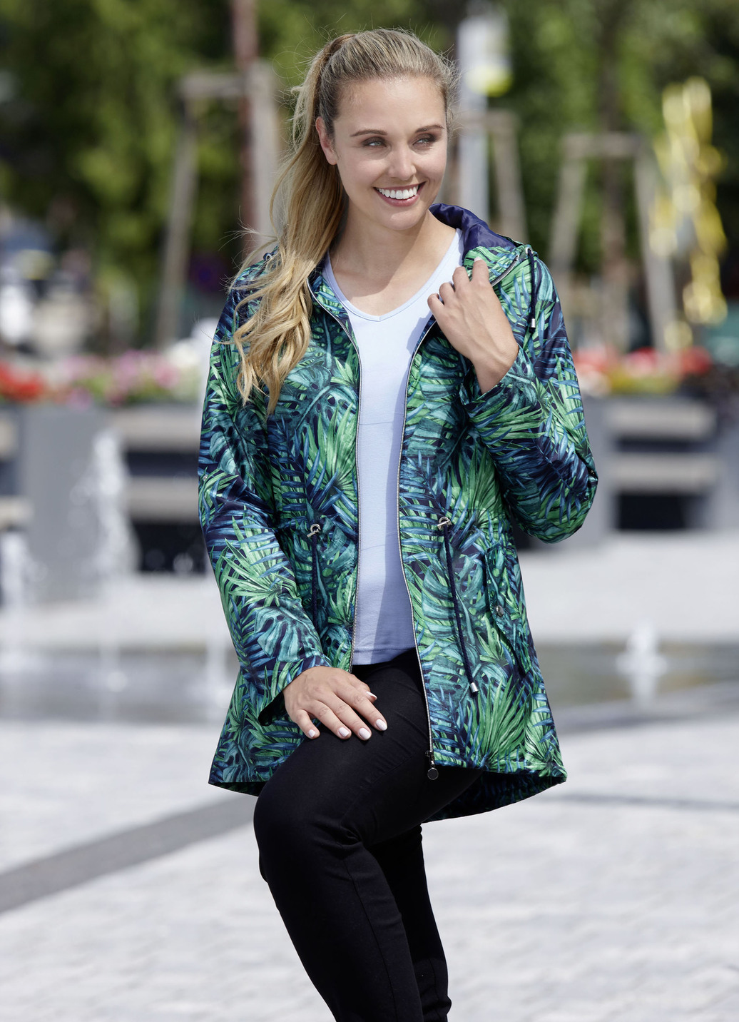 Jacke mit fester Kapuze