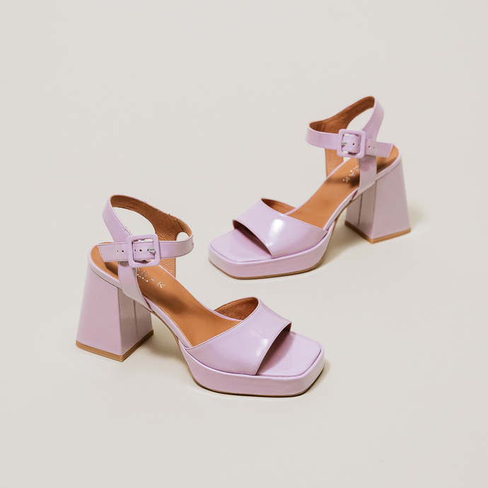 Sandales à brides et plateformes  en vernis lilas