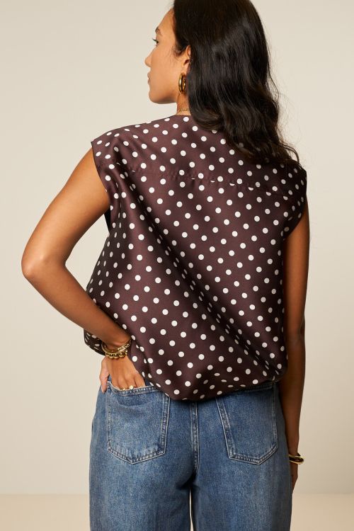 Bruine polkadot gilet in ballon look