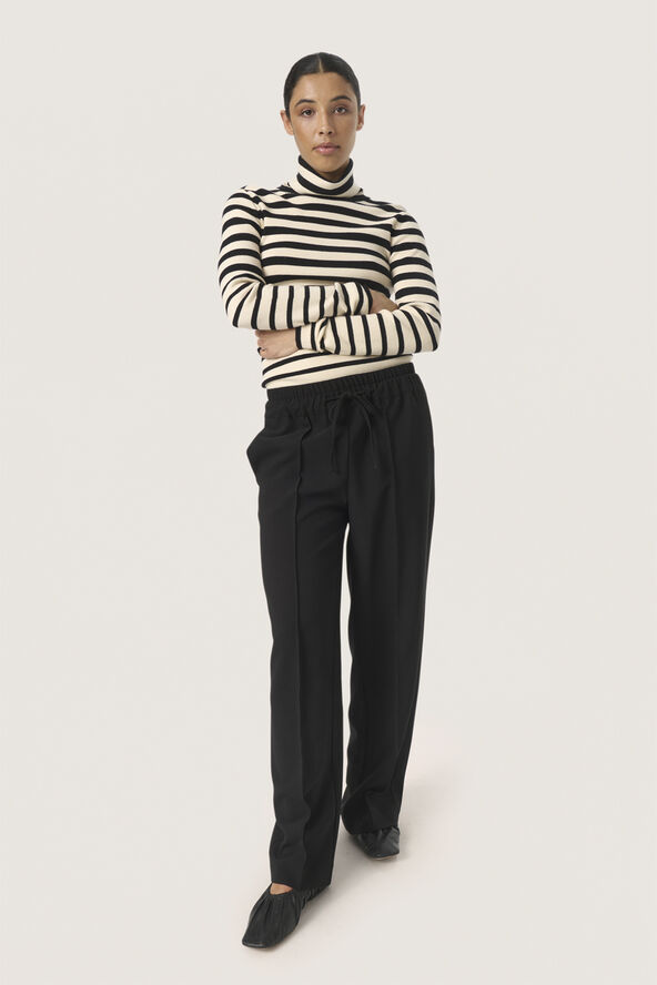 Soaked in Luxury SLSpina Striped Rollneck Black and white stripe