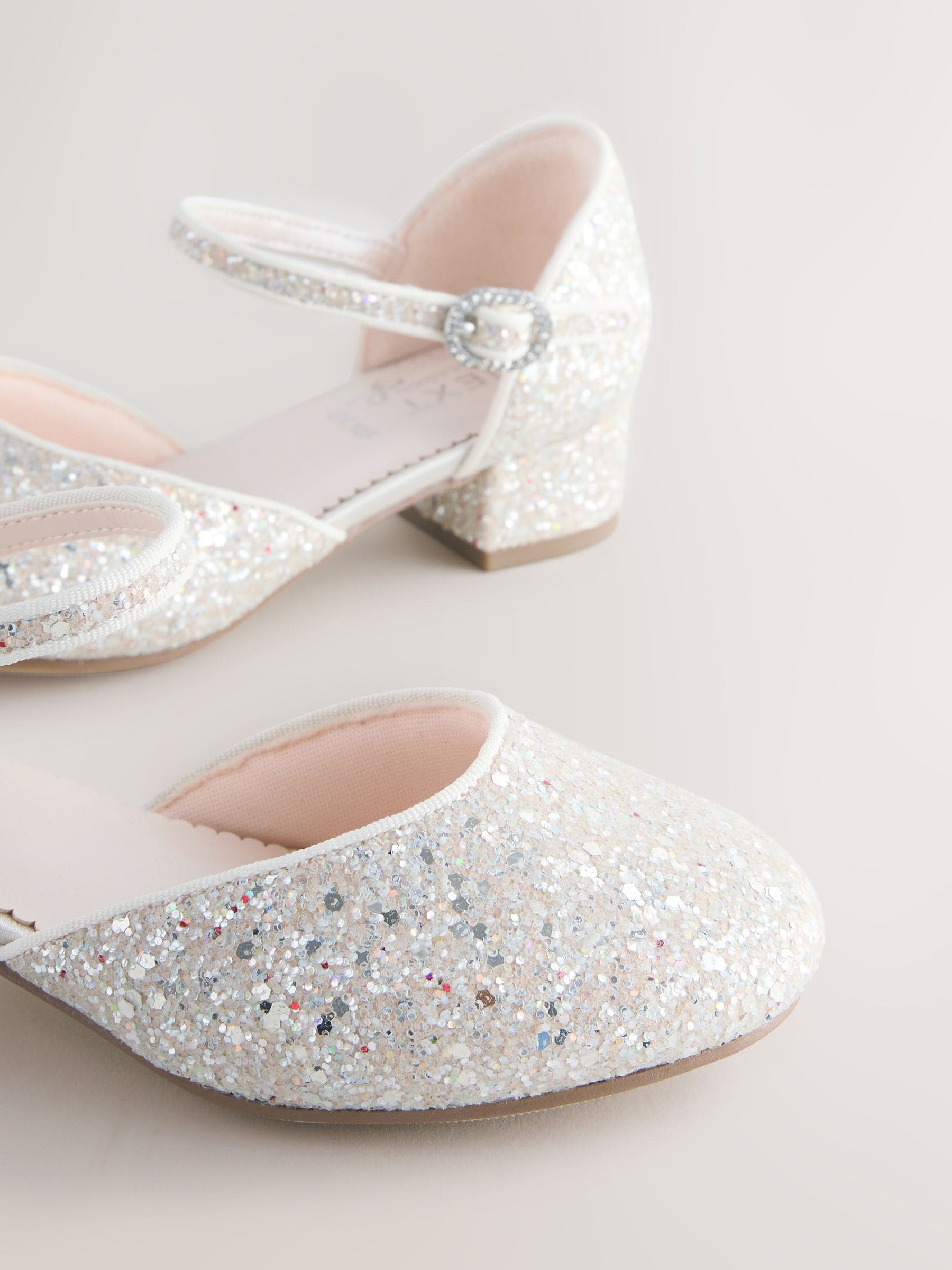 Ivoorkleurig met glitters - Gelegenheidsschoenen met enkelbandje en lage hak