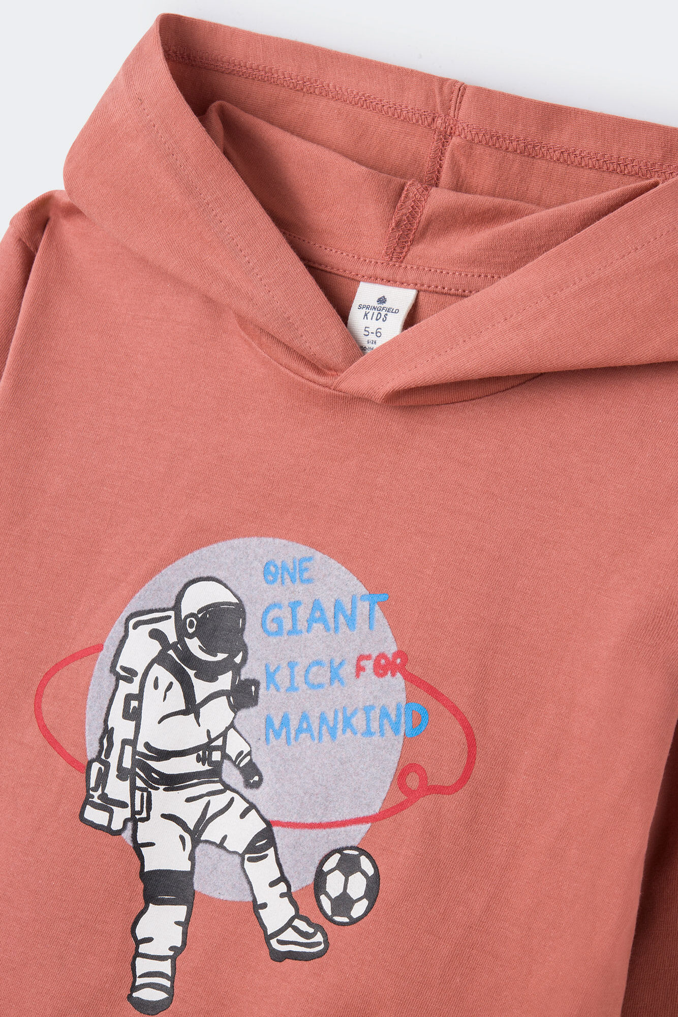 Camiseta infantil com estampa de astronauta e jogador de futebol.