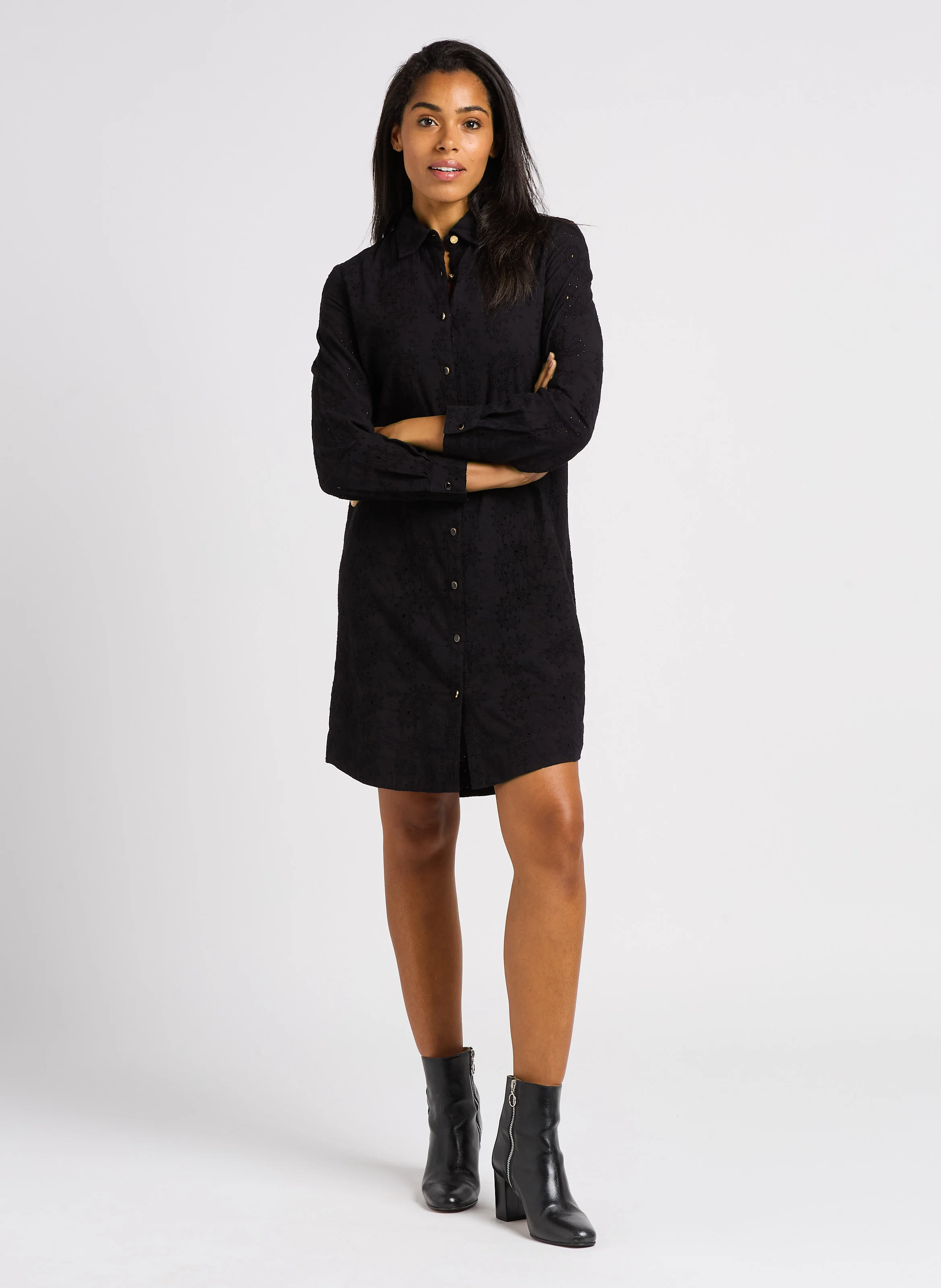 Robe chemise courte brodée en coton | Noir