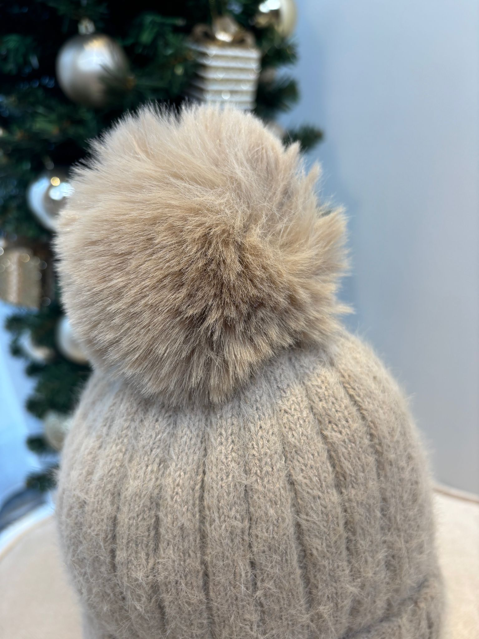Muts Met Pom Taupe