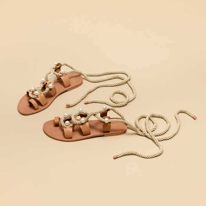 Sandales à brides, perles et lanières tressées  en cuir camel