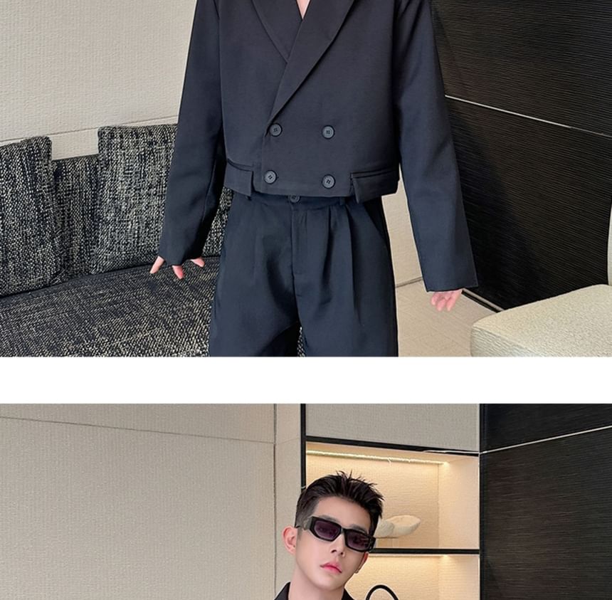 Adotuastic - Effen dubbelrijs crop blazer met piekrevers