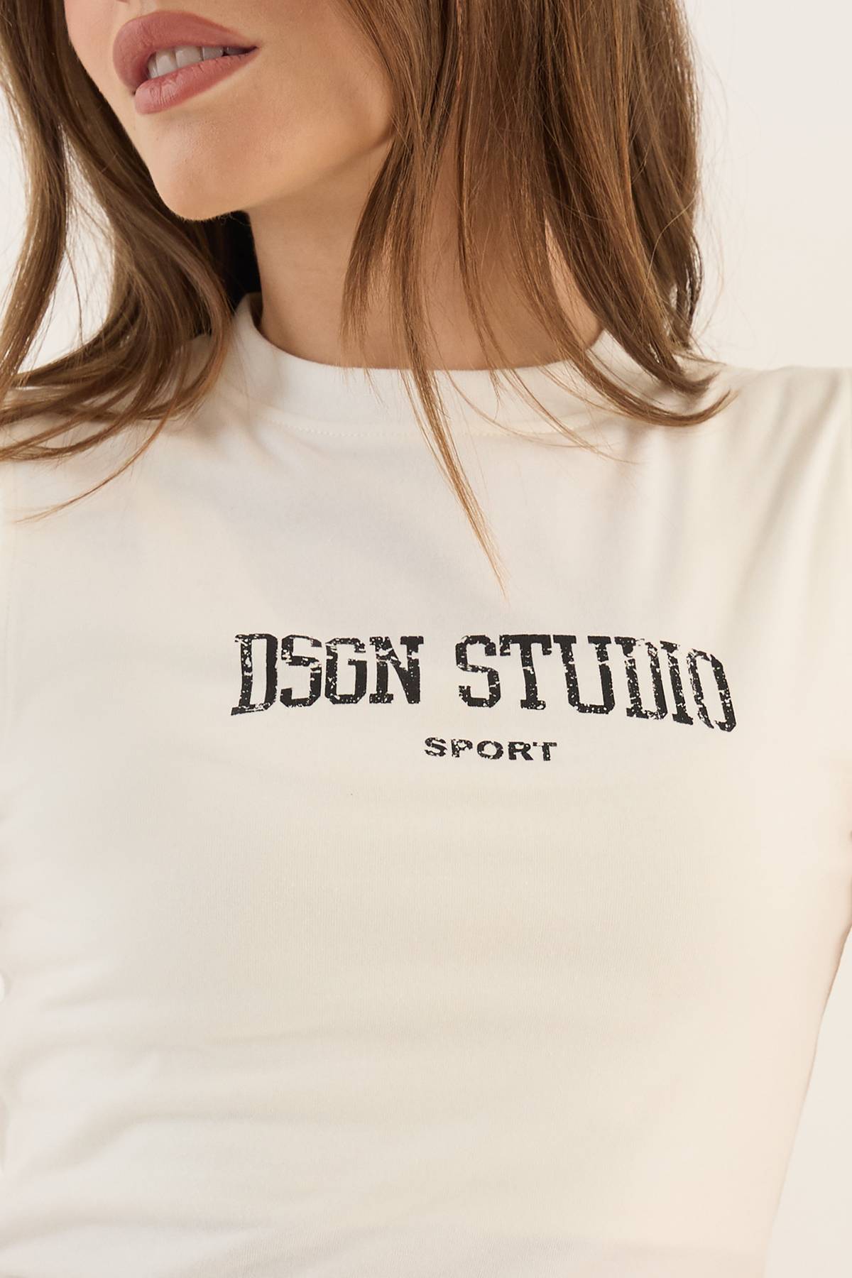Haut Ajusté À Manches Courtes Imprimé Universitaire Dsgn Studio