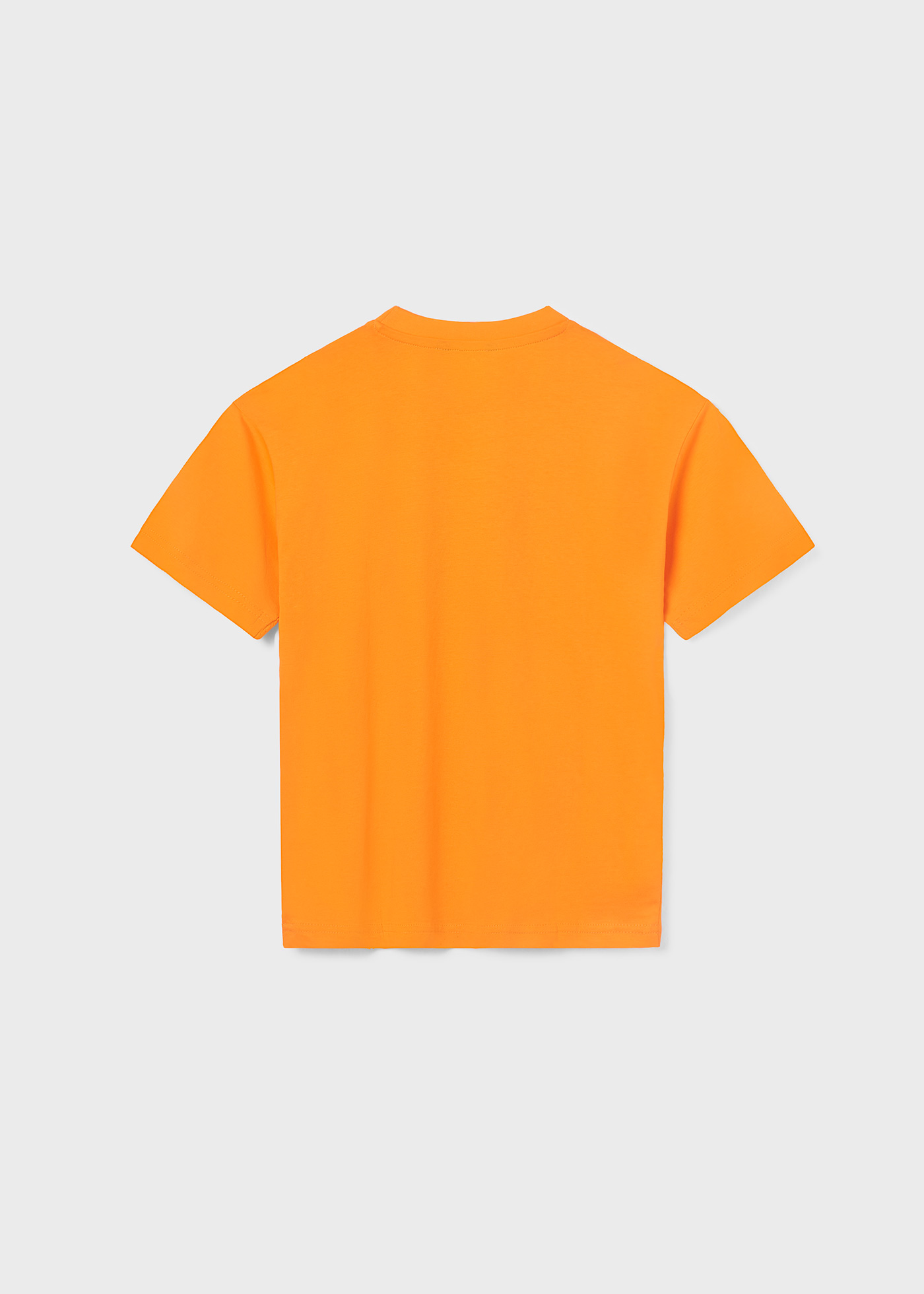 Camiseta infantil com estampa sustentável em algodão.