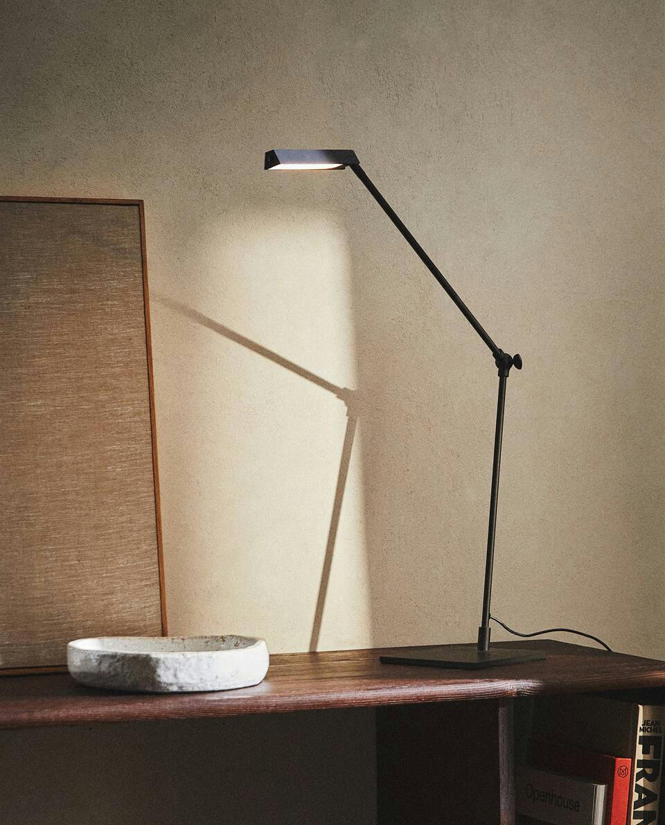 LUMINÁRIA DE MESA DE METAL COM LED