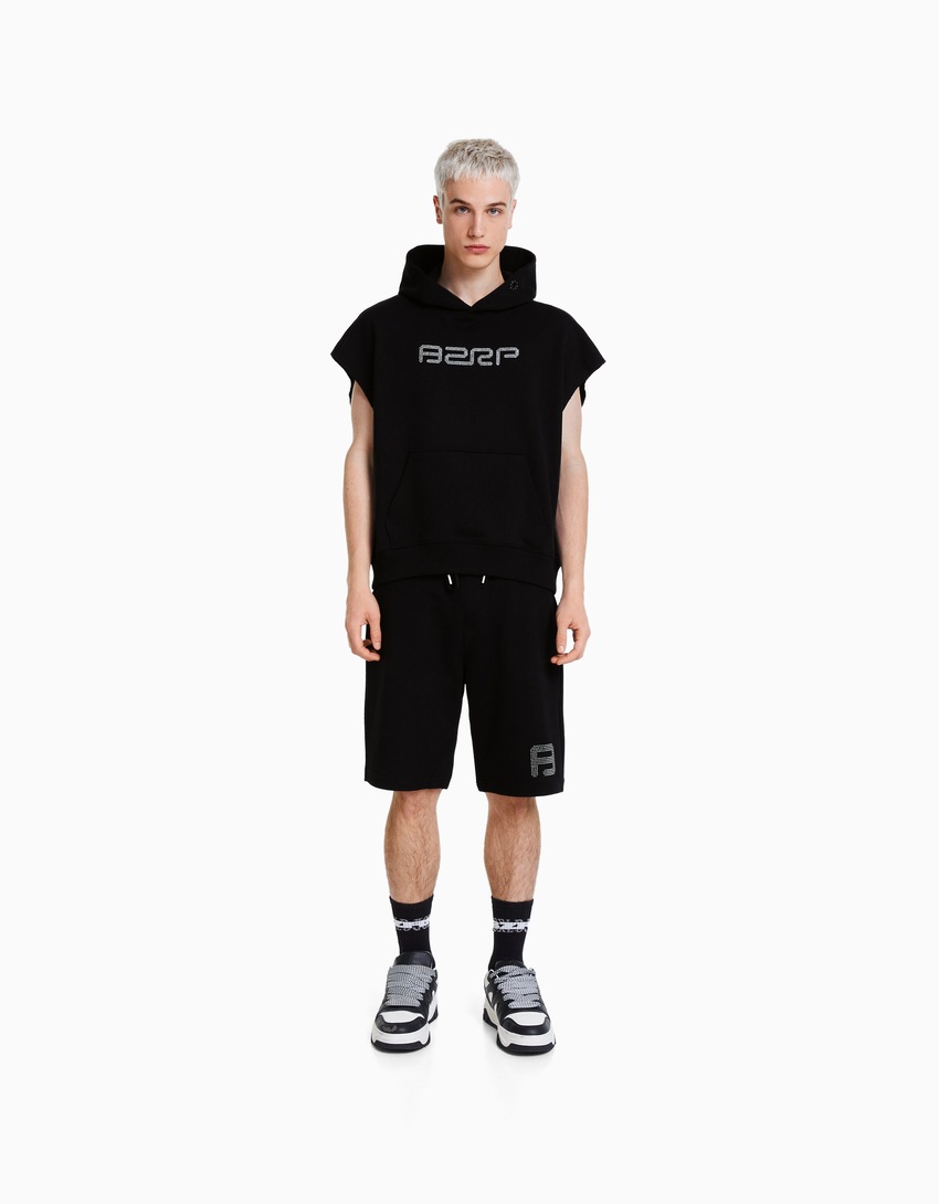 Bermuda de pelúcia BERSHKA com BIZARRAP e strass.