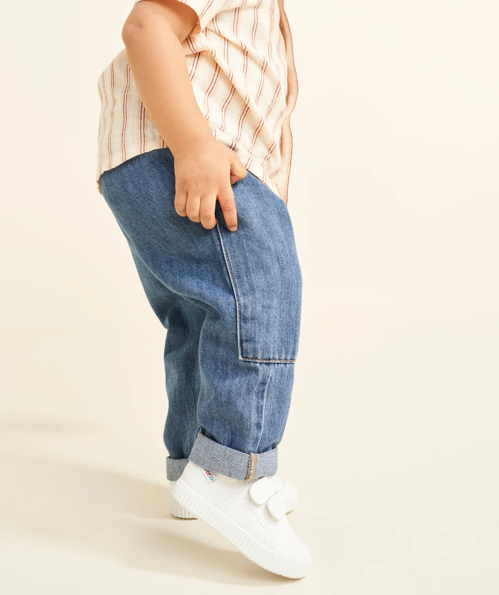 JEAN RELAX BÉBÉ GARÇON EN DENIM LOW IMPACT AVEC CEINTURE VERTE