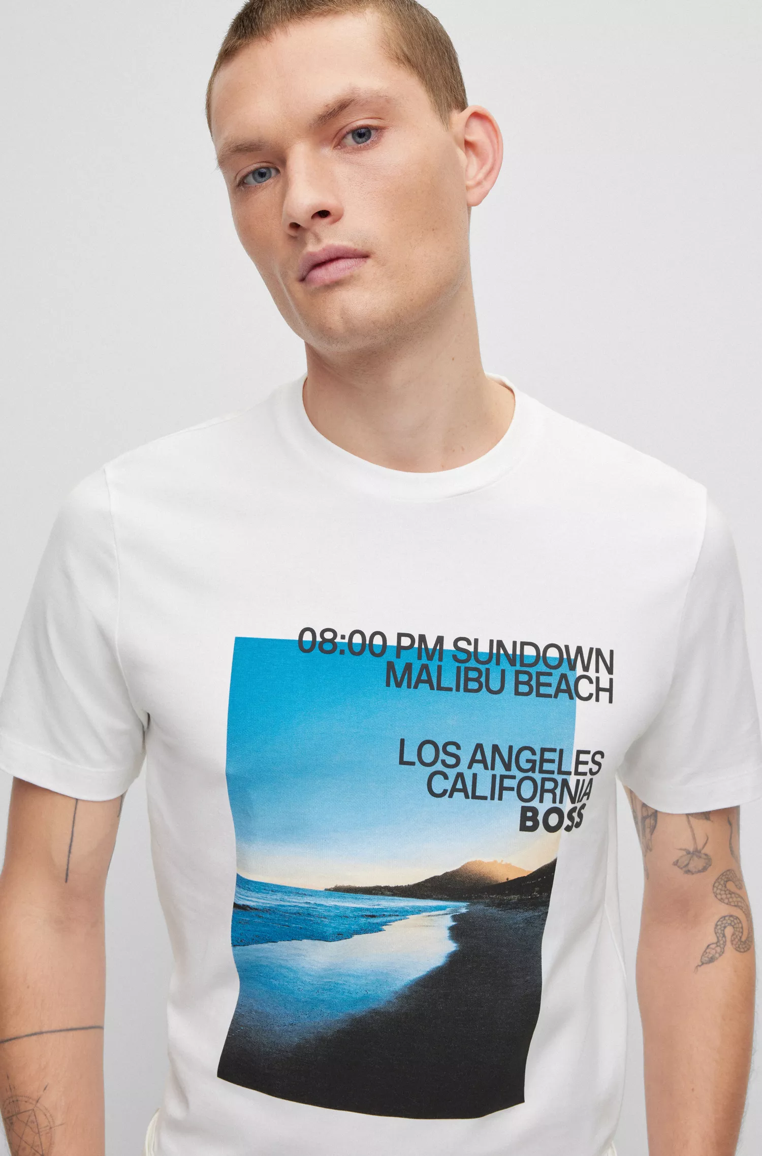 Camiseta BOSS preta em mistura de algodão com estampa fotográfica de praia e logotipo.