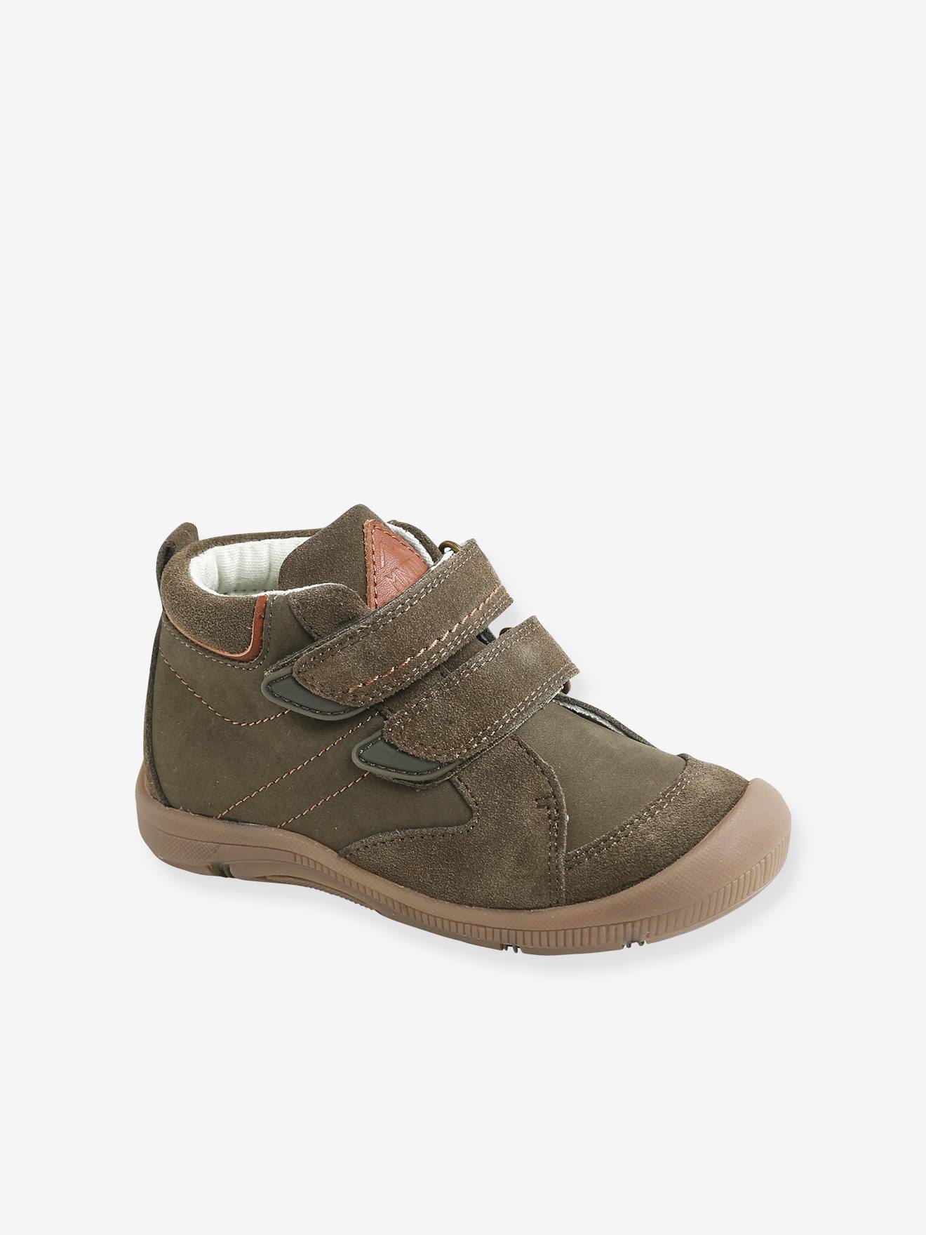 Botas com tiras autoadesivas para crianças com necessidades especiais de mobilidade, cor verde-escura lisa.