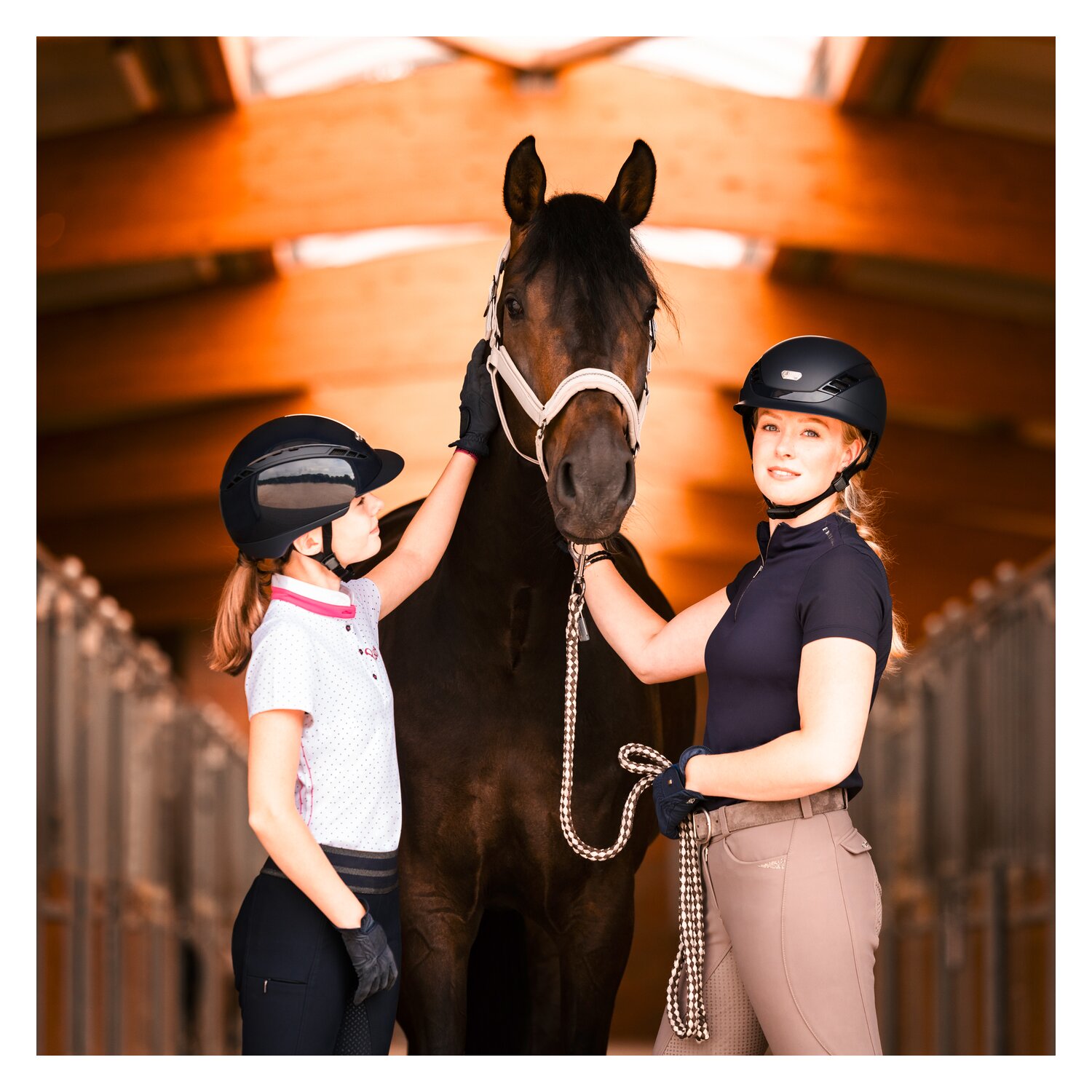 ABUS PIKEUR Reithelm AirLuxe Pure  - shiny black