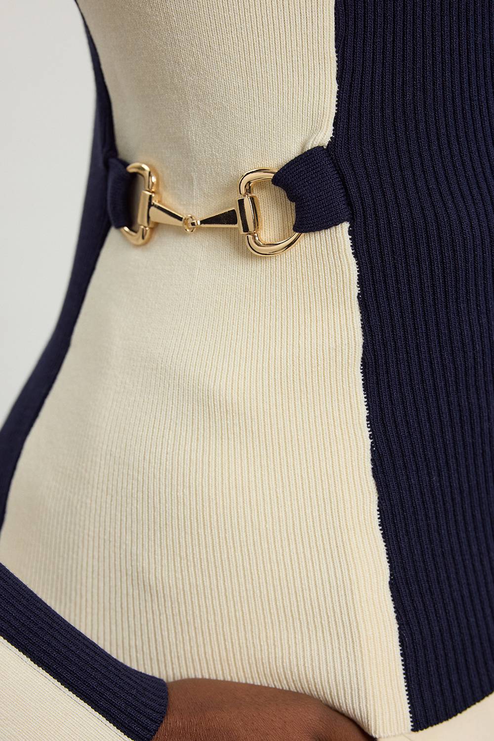 KarenMillen Haut En Maille Côtelée Viscose Avec Boutons Et Détails Contrastés