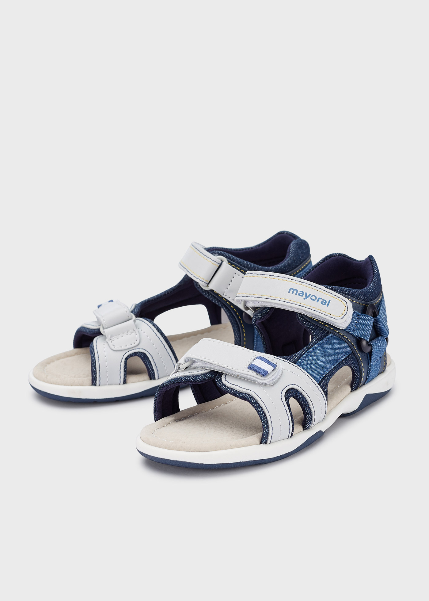 Sandália infantil com fecho duplo de velcro e detalhe lateral.