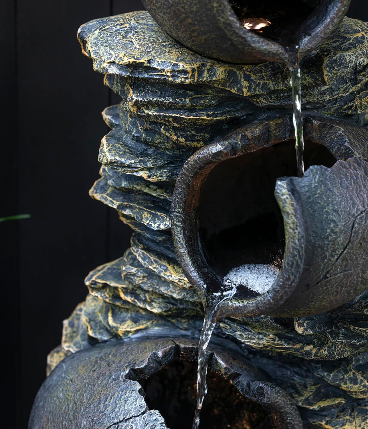 Dehner Gartenbrunnen Krüge mit LED Beleuchtung, Steinoptik, ca. 118 x 60 x 46 cm, 27 kg, Polyresin, braun
