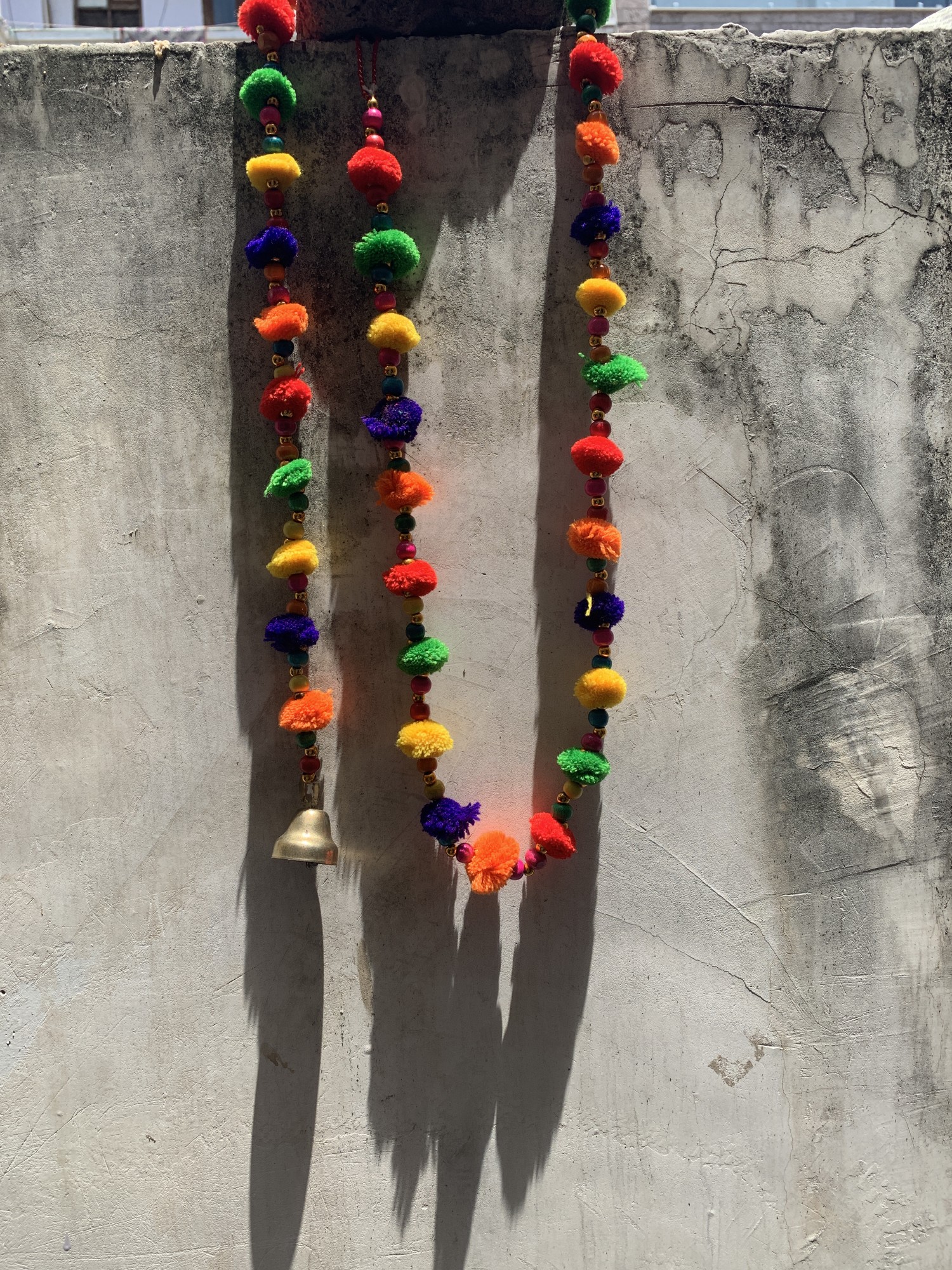 Pompom-Kette mit Glöckchen, multicolor, 100 cm von fischer's lagerhaus