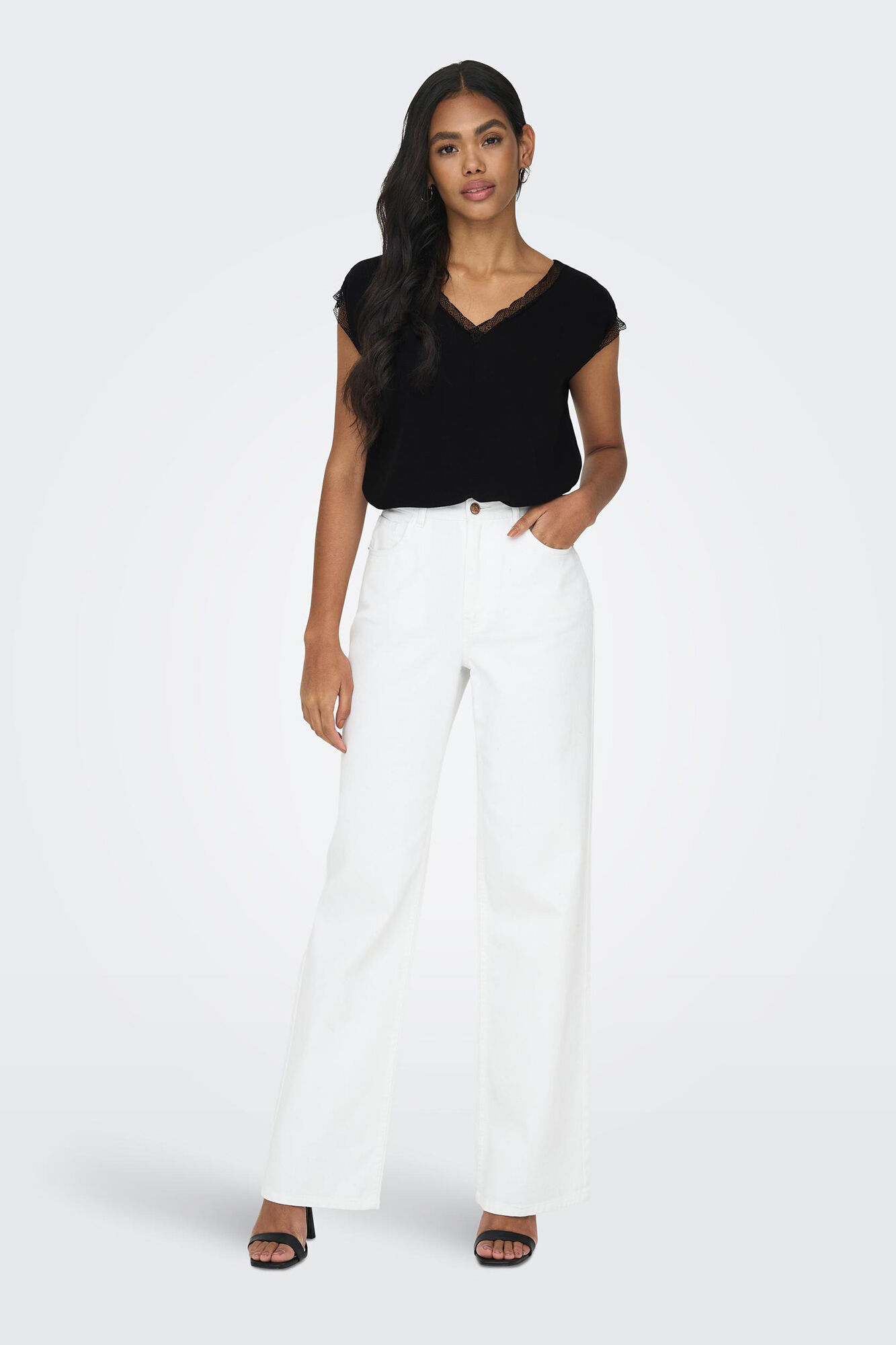 Blusa de manga curta com detalhes em renda.
