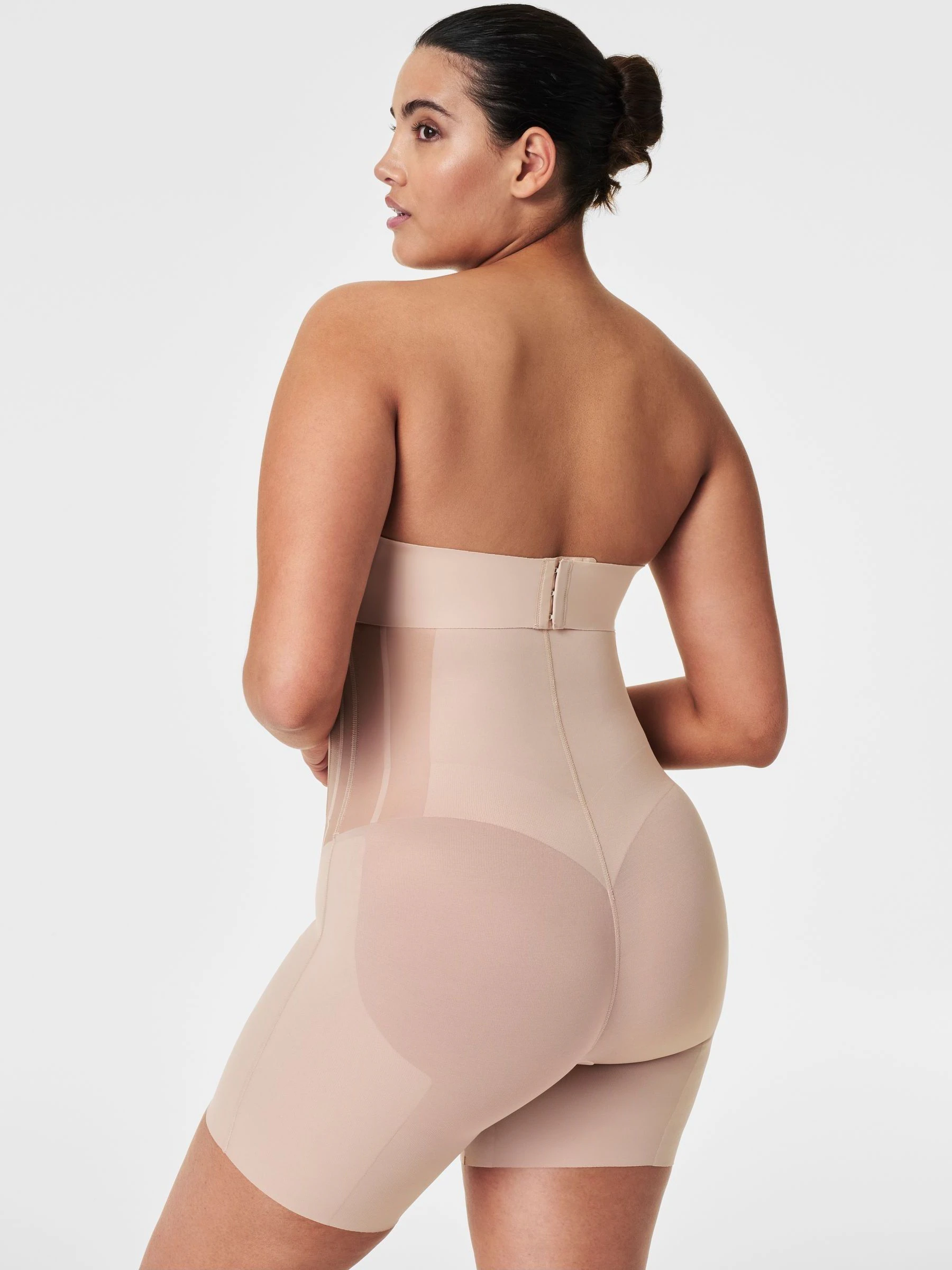 Licht beige - SPANX SPANXsupersculpt™ TotalContour High-Waisted Mid-Thigh Shorts