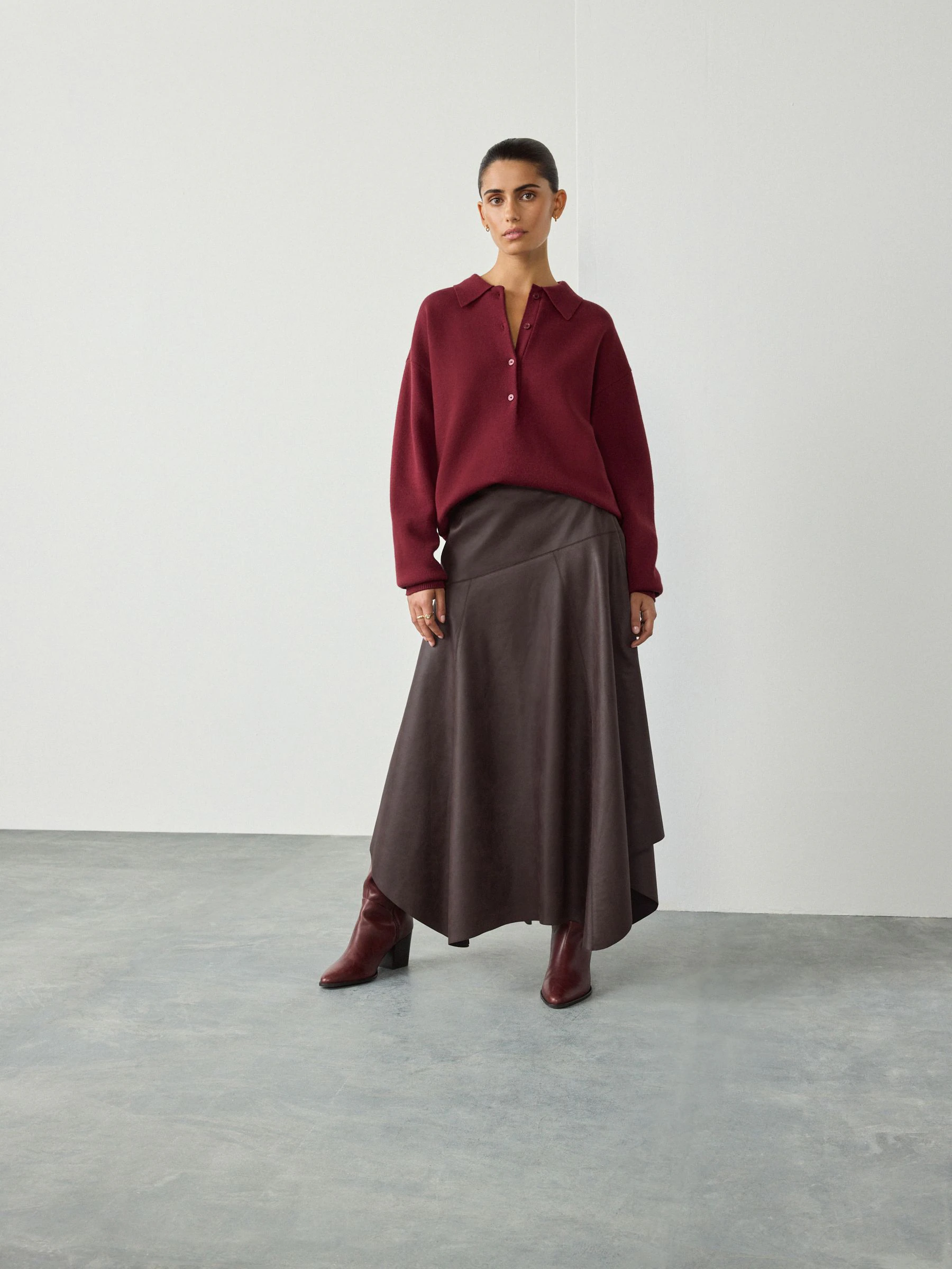 Chocoladebruin - Midi-rok met asymetrische zoom van imitatieleer