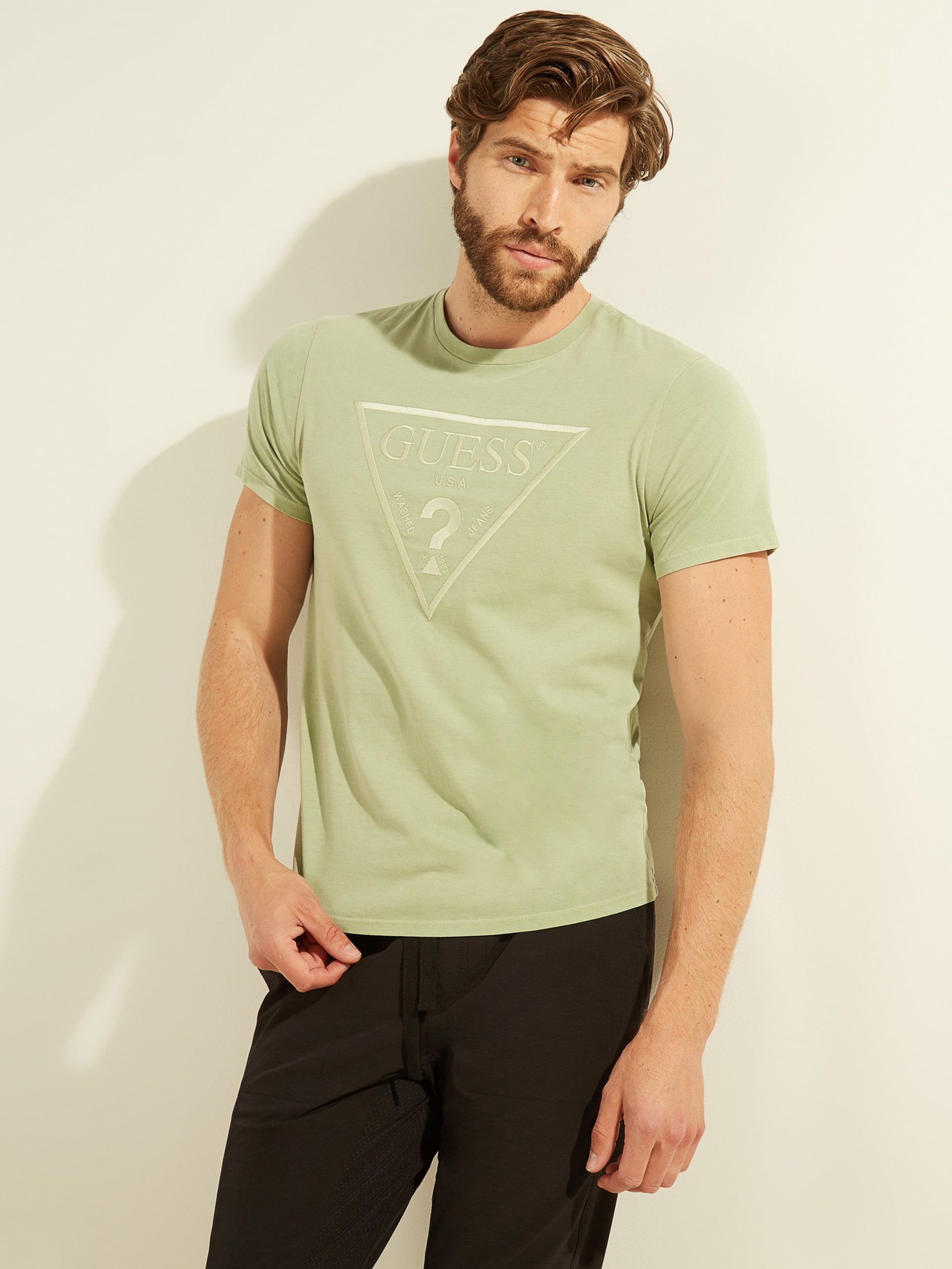 Camiseta com logotipo bordado