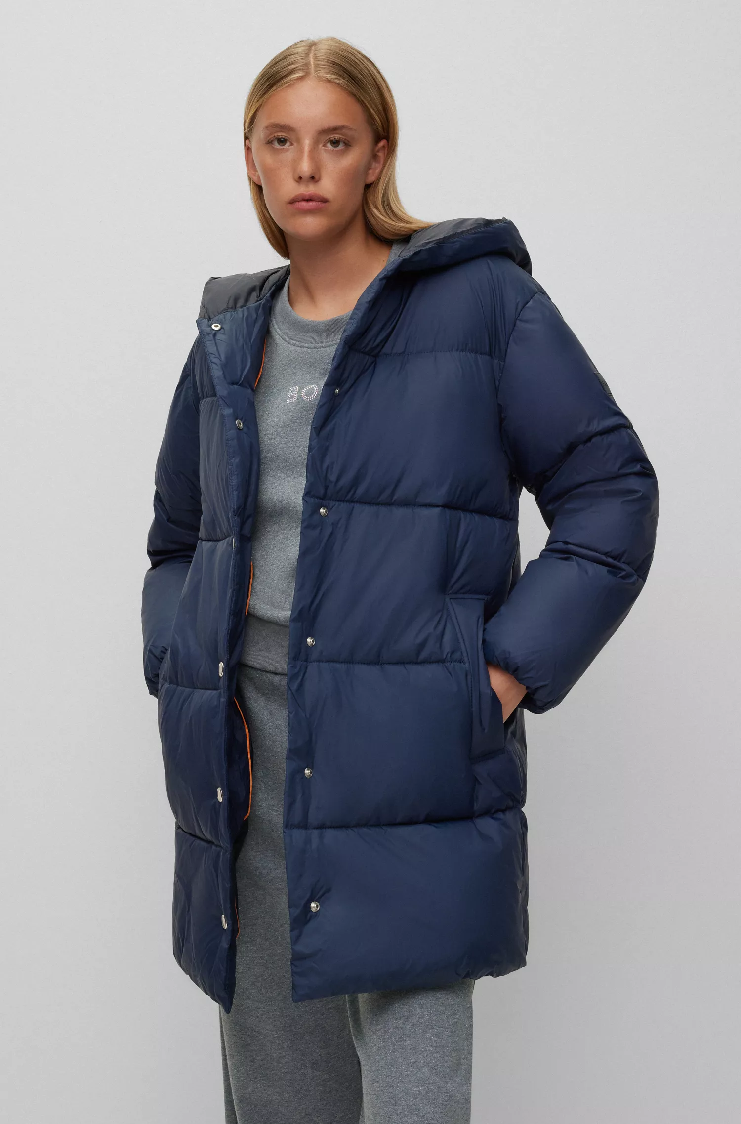 Jaqueta puffer BOSS laranja, modelagem oversized e acabamento repelente à água.