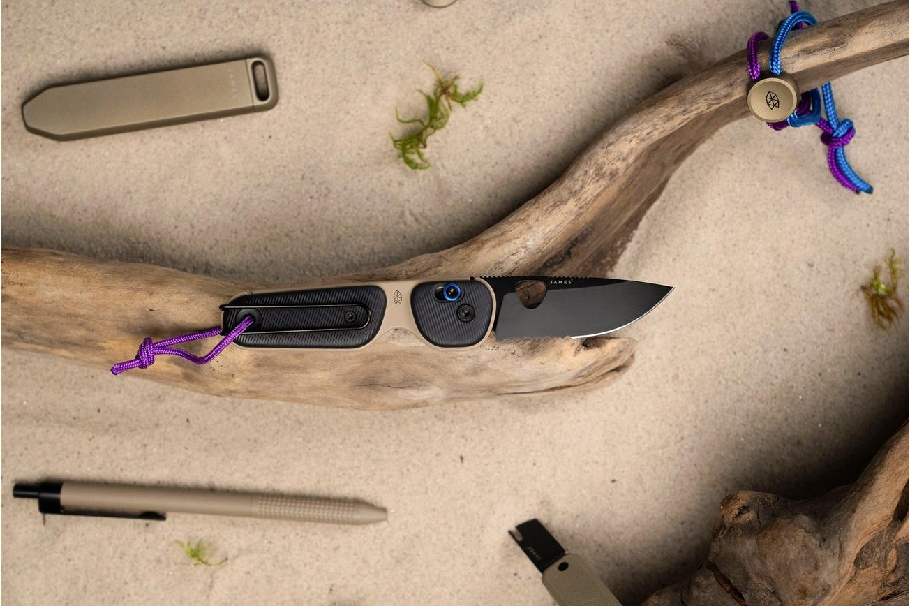 The James Brand The Redstone Coyote Tan Black Purple Serrated, zakmes