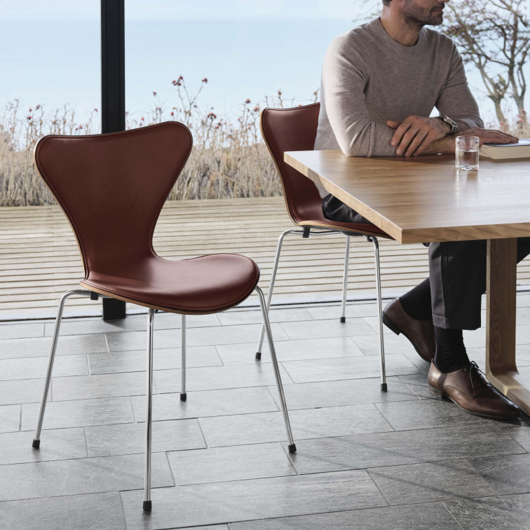 Fritz Hansen Series 7 gestoffeerde stoel brown onderstel essential black