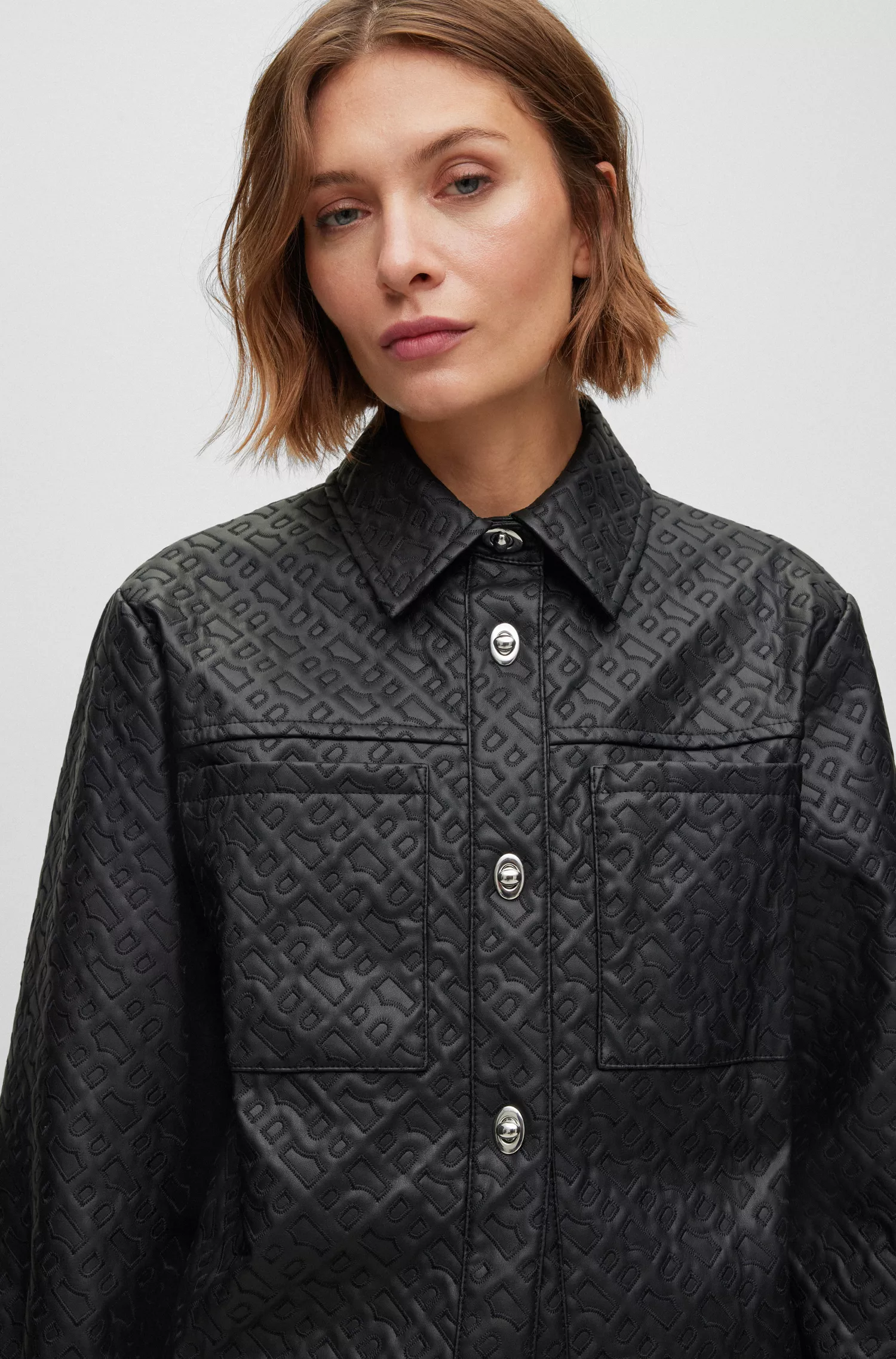 Blusa BOSS preta de corte regular em couro sintético com monograma em relevo.